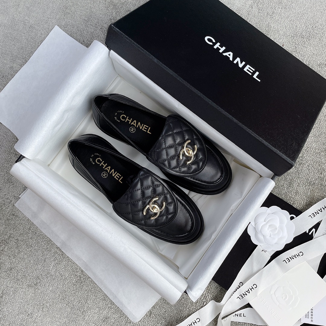 NO:164394,Chanel Loafers Xiaoxiang is a loafer with a little retro style. The upper with a flip design has some playfulness inside. The upper of the mixed-bred sheepskin is also made of mixed-bred sheepskin. The feet feel very soft and glutinous. The leather surface is a mixed-bred sheepskin with a natural and oily texture. The texture is very good. The materials used in this model are really very attentive. Imported permeable Italian leather sole. The permeable sole has higher requirements for the genuine leather version and better foot feel. After the foot is put on, there will be no embarrassment of the large sole leakage of the shoe material due to the wear of the genuine leather. The top purchasing version, insisting on the original development. Material mixed-bred sheepskin upper Mixed sheepskin inner permeable and dyed genuine leather sole Packaging original box Heel height 2cm Size 35-39 (40 custom made without return or exchange), loafers, chanel, loafers, sheepskin19860909chanel 锁扣乐福鞋 小香一款带有一点小复古的乐福鞋,翻盖设计的鞋面多少带一些俏皮在里面,混种羊皮的鞋面,内里也是采用混种羊皮,脚感非常的软糯,皮面是带有那种自然油润感的混种羊皮,质感十足的好,这款的用料真的非常用心,进口透染意大利真皮底,透染大底对真皮材版的要求更高,脚感更好,上脚后也不会因为真皮的磨损而出现大底漏鞋材底色的尴尬.顶级代购版、坚持原版开发. 材质混种羊皮鞋面 混种羊皮内里 透染真皮底 包装原盒 跟高2cm Size 35-39（40定做不退换）,乐福鞋,chanel,loafers,sheepskin,Women's Shoes
