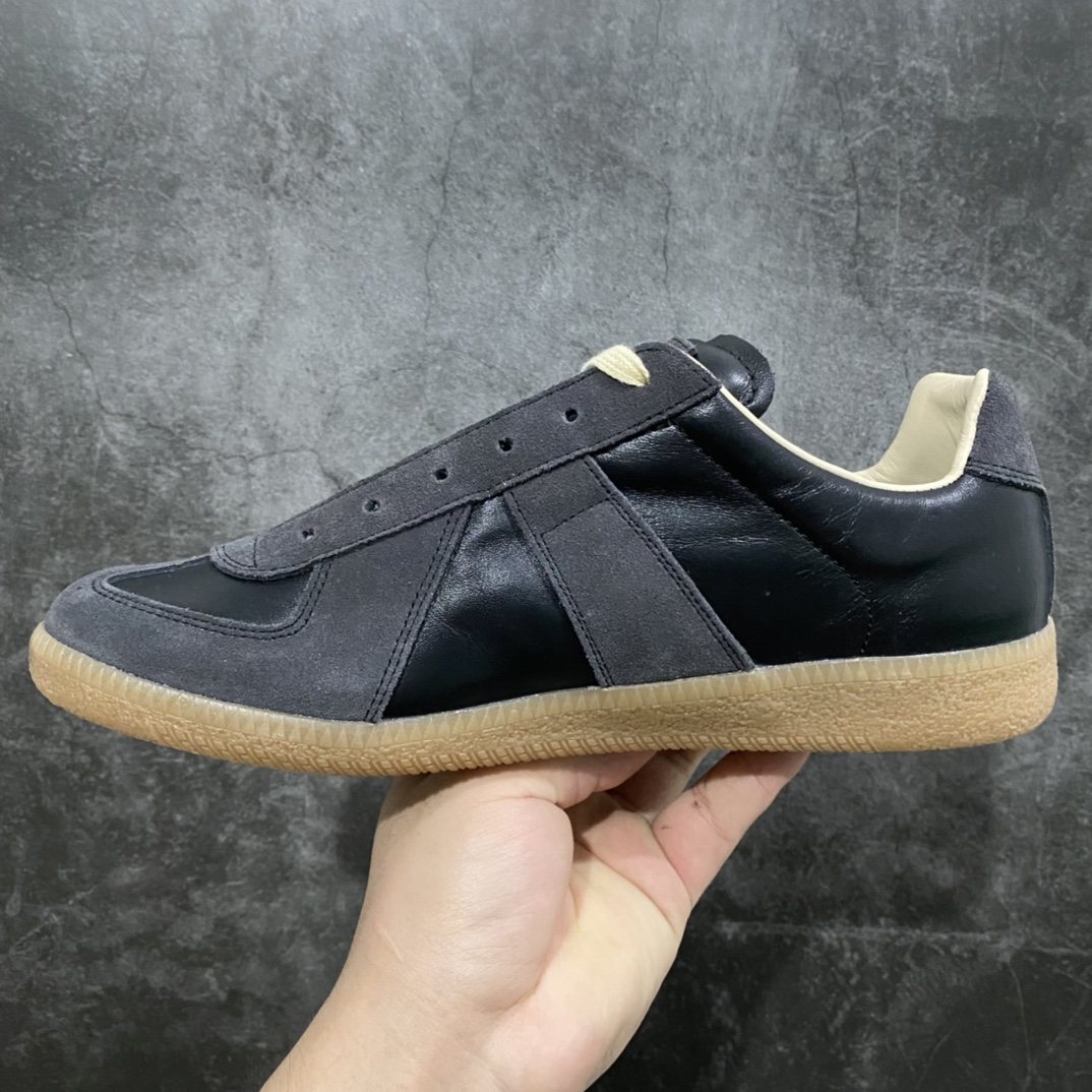 图片[2]-纯原私人订单 Maison Margiela Calfskin Replica 马吉拉 德训鞋 上万点击率爆款 高端零售专供批次 原档数据开发数月百分百还原 原盒原配防尘袋购物卡 全网唯一正确0-23数字排版 一比一间距字体 内里全头层小羊皮 原版防滑鞋底设计 灰色翻毛牛皮 白色细纹贝利头层皮 依照原版逐帧开发 原装淡粉纸板中底带编号钢印 尺码：36 36.5 37 38 39 40 41 42 42.5 43 44 44.5 45-选品中心