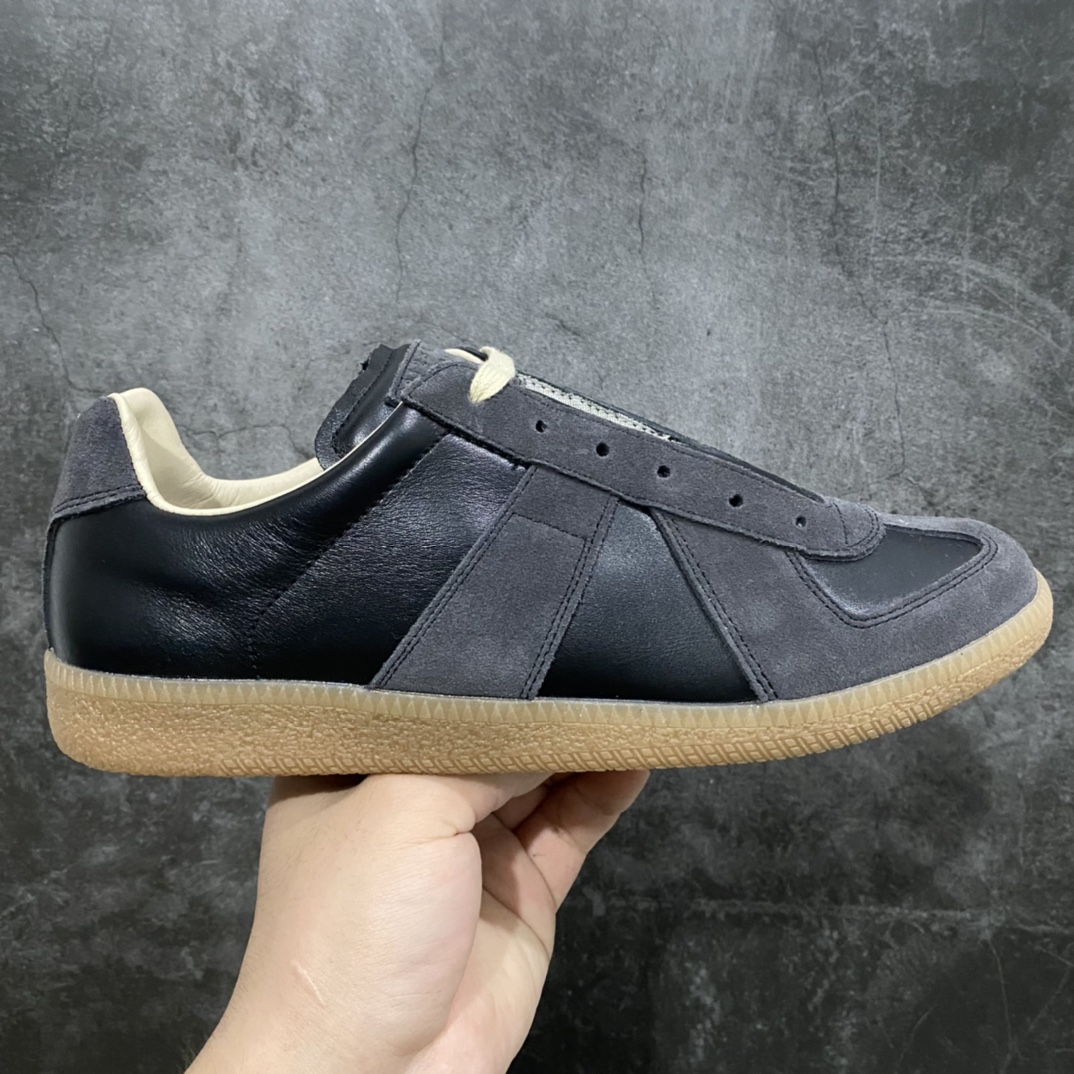 纯原私人订单 Maison Margiela Calfskin Replica 马吉拉 德训鞋 上万点击率爆款 高端零售专供批次 原档数据开发数月百分百还原 原盒原配防尘袋购物卡 全网唯一正确0-23数字排版 一比一间距字体 内里全头层小羊皮 原版防滑鞋底设计 灰色翻毛牛皮 白色细纹贝利头层皮 依照原版逐帧开发 原装淡粉纸板中底带编号钢印 尺码:36 36.5 37 38 39 40 41 42 42.5 43 44 44.5 45-选品中心