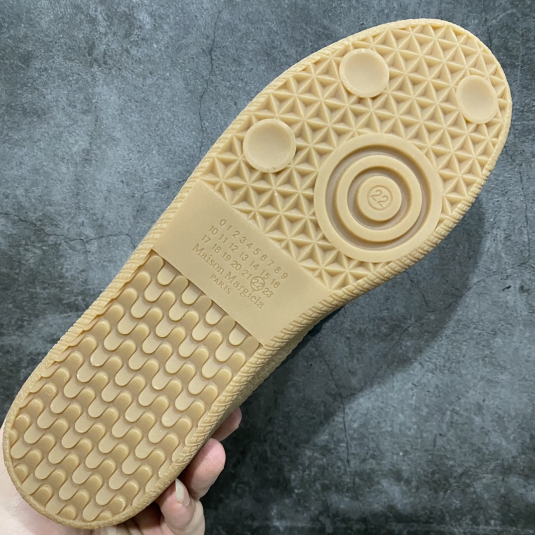 图片[9]-纯原私人订单 Maison Margiela Calfskin Replica 马吉拉 德训鞋 上万点击率爆款 高端零售专供批次 原档数据开发数月百分百还原 原盒原配防尘袋购物卡 全网唯一正确0-23数字排版 一比一间距字体 内里全头层小羊皮 原版防滑鞋底设计 灰色翻毛牛皮 白色细纹贝利头层皮 依照原版逐帧开发 原装淡粉纸板中底带编号钢印 尺码：36 36.5 37 38 39 40 41 42 42.5 43 44 44.5 45-选品中心