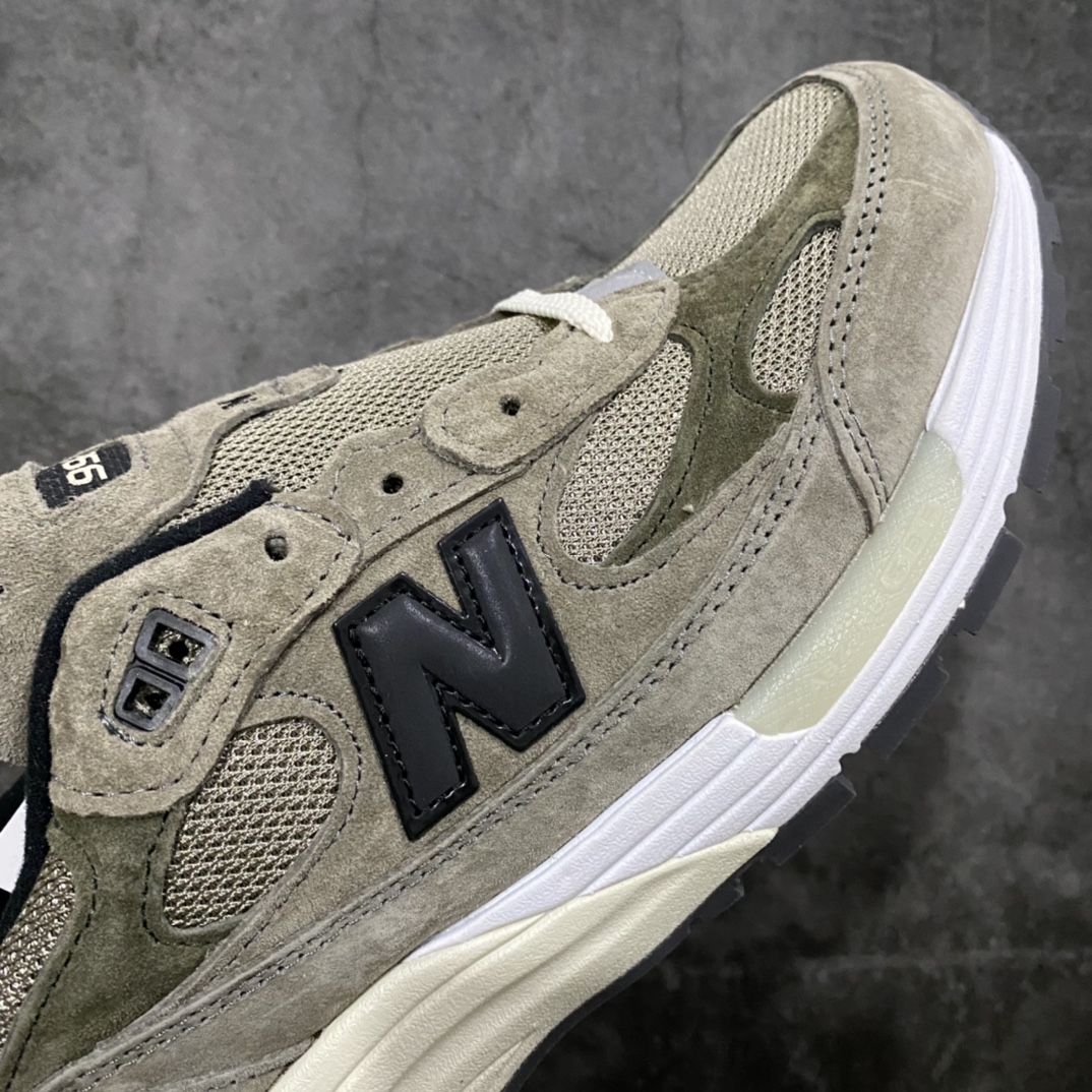 图片[6]-总裁版 JJJJound x New Balance M992J2 新百伦NB992 联名总统复古慢跑鞋 灰棕 正确3M反光细节 原楦原纸版开发 正确6层组合底模精密开发 后跟透明TPU水晶装饰条稳固 沿用了引以为傲的跑鞋手工技艺 采用猪皮绒面并包裹局部透气网面的鞋身设计 菱网鞋舌上刻有New Balance USA 鞋面依旧身着经典的大热之灰 彰显了其高端的品质身份 尺码：36 37 37.5 38 38.5 39 40 40.5 41.5 42 42.5 43 44 45 46.5-选品中心