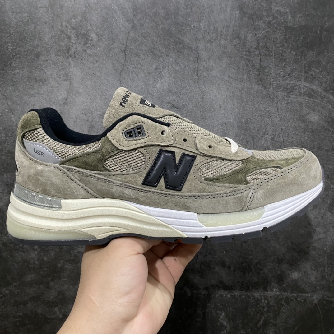 总裁版 JJJJound x New Balance M992J2 新百伦NB992 联名总统复古慢跑鞋 灰棕 正确3M反光细节 原楦原纸版开发 正确6层组合底模精密开发 后跟透明TPU水晶装饰条稳固 沿用了引以为傲的跑鞋手工技艺 采用猪皮绒面并包裹局部透气网面的鞋身设计 菱网鞋舌上刻有New Balance USA 鞋面依旧身着经典的大热之灰 彰显了其高端的品质身份 尺码:36 37 37.5 38 38.5 39 40 40.5 41.5 42 42.5 43 44 45 46.5-选品中心