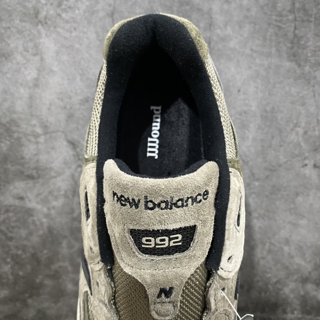 图片[8]-总裁版 JJJJound x New Balance M992J2 新百伦NB992 联名总统复古慢跑鞋 灰棕 正确3M反光细节 原楦原纸版开发 正确6层组合底模精密开发 后跟透明TPU水晶装饰条稳固 沿用了引以为傲的跑鞋手工技艺 采用猪皮绒面并包裹局部透气网面的鞋身设计 菱网鞋舌上刻有New Balance USA 鞋面依旧身着经典的大热之灰 彰显了其高端的品质身份 尺码：36 37 37.5 38 38.5 39 40 40.5 41.5 42 42.5 43 44 45 46.5-选品中心