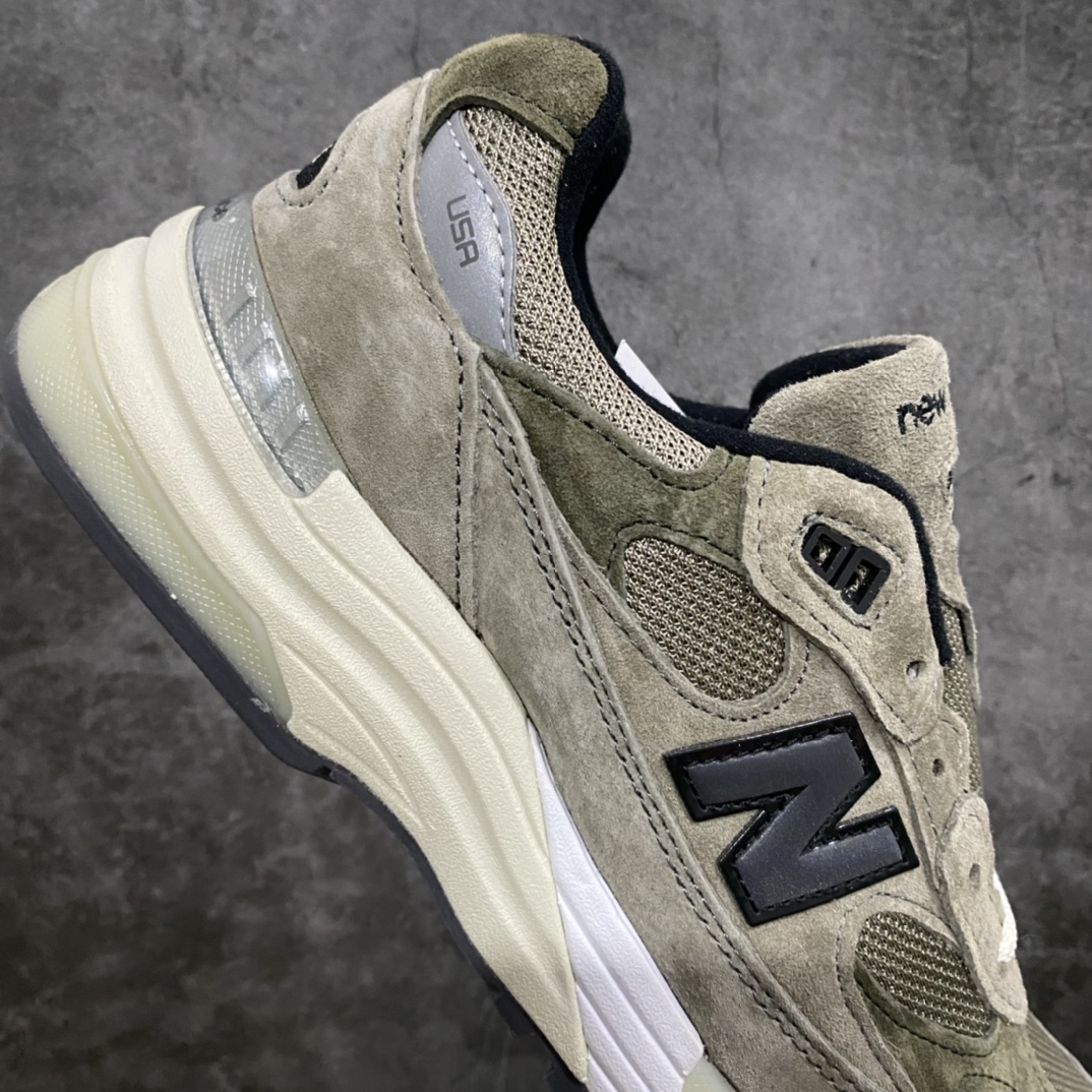 图片[7]-总裁版 JJJJound x New Balance M992J2 新百伦NB992 联名总统复古慢跑鞋 灰棕 正确3M反光细节 原楦原纸版开发 正确6层组合底模精密开发 后跟透明TPU水晶装饰条稳固 沿用了引以为傲的跑鞋手工技艺 采用猪皮绒面并包裹局部透气网面的鞋身设计 菱网鞋舌上刻有New Balance USA 鞋面依旧身着经典的大热之灰 彰显了其高端的品质身份 尺码：36 37 37.5 38 38.5 39 40 40.5 41.5 42 42.5 43 44 45 46.5-选品中心