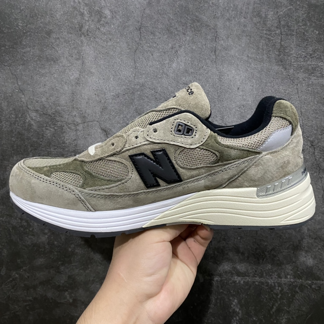 图片[2]-总裁版 JJJJound x New Balance M992J2 新百伦NB992 联名总统复古慢跑鞋 灰棕 正确3M反光细节 原楦原纸版开发 正确6层组合底模精密开发 后跟透明TPU水晶装饰条稳固 沿用了引以为傲的跑鞋手工技艺 采用猪皮绒面并包裹局部透气网面的鞋身设计 菱网鞋舌上刻有New Balance USA 鞋面依旧身着经典的大热之灰 彰显了其高端的品质身份 尺码：36 37 37.5 38 38.5 39 40 40.5 41.5 42 42.5 43 44 45 46.5-选品中心