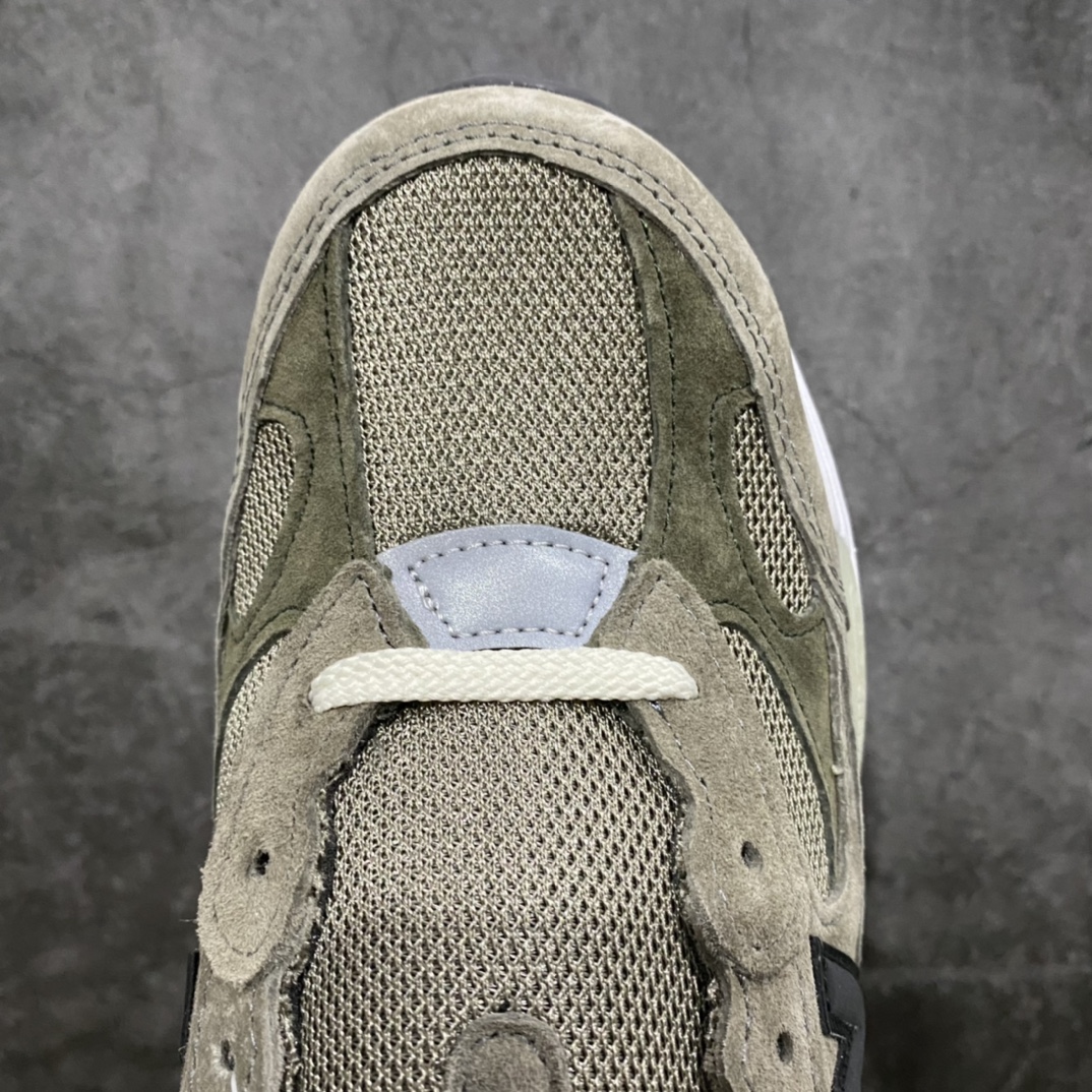 图片[5]-总裁版 JJJJound x New Balance M992J2 新百伦NB992 联名总统复古慢跑鞋 灰棕 正确3M反光细节 原楦原纸版开发 正确6层组合底模精密开发 后跟透明TPU水晶装饰条稳固 沿用了引以为傲的跑鞋手工技艺 采用猪皮绒面并包裹局部透气网面的鞋身设计 菱网鞋舌上刻有New Balance USA 鞋面依旧身着经典的大热之灰 彰显了其高端的品质身份 尺码：36 37 37.5 38 38.5 39 40 40.5 41.5 42 42.5 43 44 45 46.5-选品中心