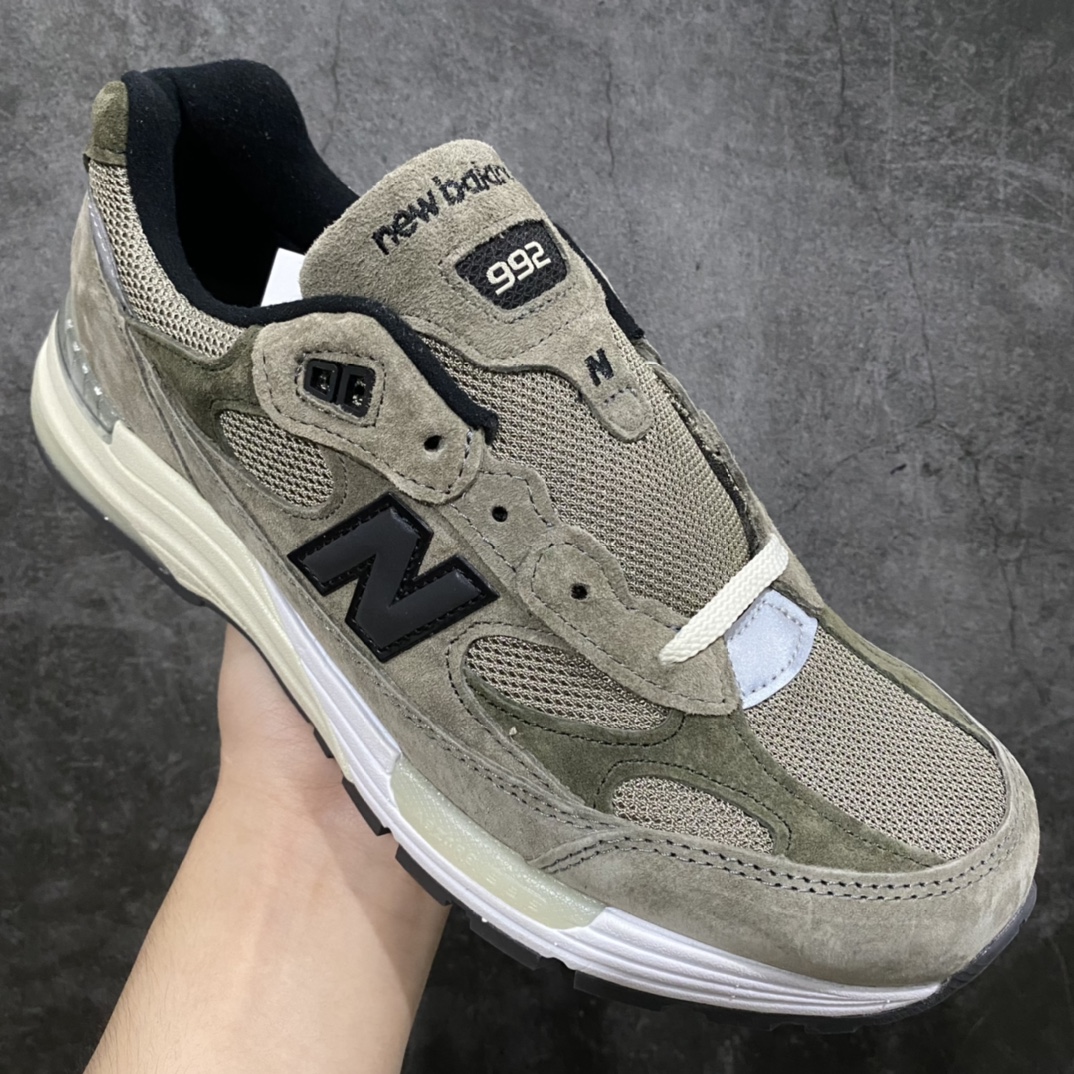 图片[3]-总裁版 JJJJound x New Balance M992J2 新百伦NB992 联名总统复古慢跑鞋 灰棕 正确3M反光细节 原楦原纸版开发 正确6层组合底模精密开发 后跟透明TPU水晶装饰条稳固 沿用了引以为傲的跑鞋手工技艺 采用猪皮绒面并包裹局部透气网面的鞋身设计 菱网鞋舌上刻有New Balance USA 鞋面依旧身着经典的大热之灰 彰显了其高端的品质身份 尺码：36 37 37.5 38 38.5 39 40 40.5 41.5 42 42.5 43 44 45 46.5-选品中心