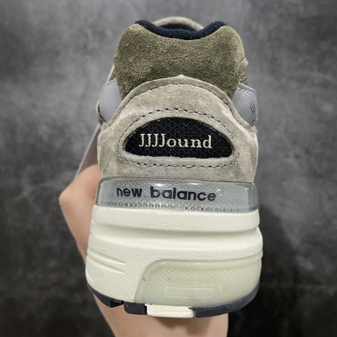 图片[4]-总裁版 JJJJound x New Balance M992J2 新百伦NB992 联名总统复古慢跑鞋 灰棕 正确3M反光细节 原楦原纸版开发 正确6层组合底模精密开发 后跟透明TPU水晶装饰条稳固 沿用了引以为傲的跑鞋手工技艺 采用猪皮绒面并包裹局部透气网面的鞋身设计 菱网鞋舌上刻有New Balance USA 鞋面依旧身着经典的大热之灰 彰显了其高端的品质身份 尺码：36 37 37.5 38 38.5 39 40 40.5 41.5 42 42.5 43 44 45 46.5-选品中心