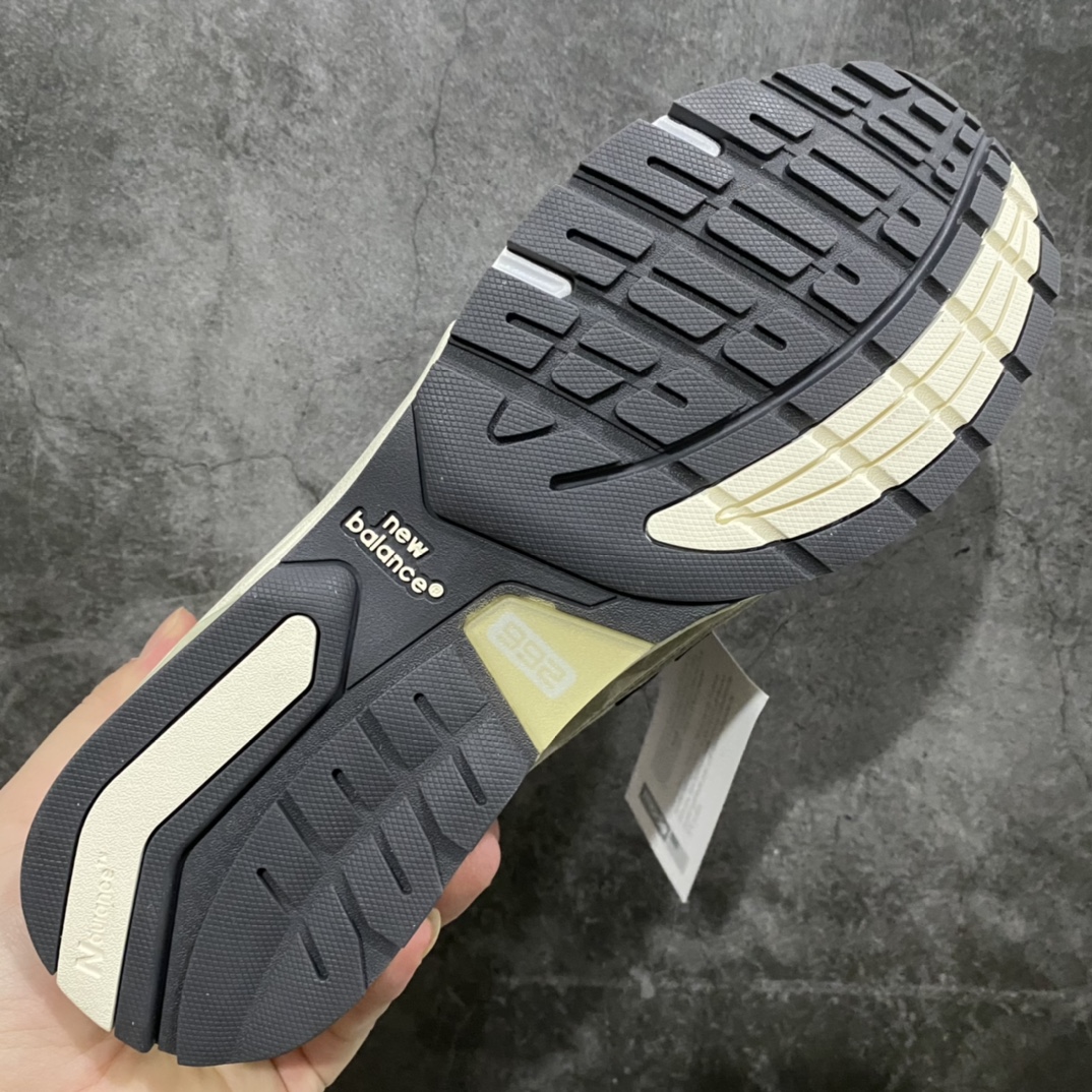 图片[9]-总裁版 JJJJound x New Balance M992J2 新百伦NB992 联名总统复古慢跑鞋 灰棕 正确3M反光细节 原楦原纸版开发 正确6层组合底模精密开发 后跟透明TPU水晶装饰条稳固 沿用了引以为傲的跑鞋手工技艺 采用猪皮绒面并包裹局部透气网面的鞋身设计 菱网鞋舌上刻有New Balance USA 鞋面依旧身着经典的大热之灰 彰显了其高端的品质身份 尺码：36 37 37.5 38 38.5 39 40 40.5 41.5 42 42.5 43 44 45 46.5-选品中心