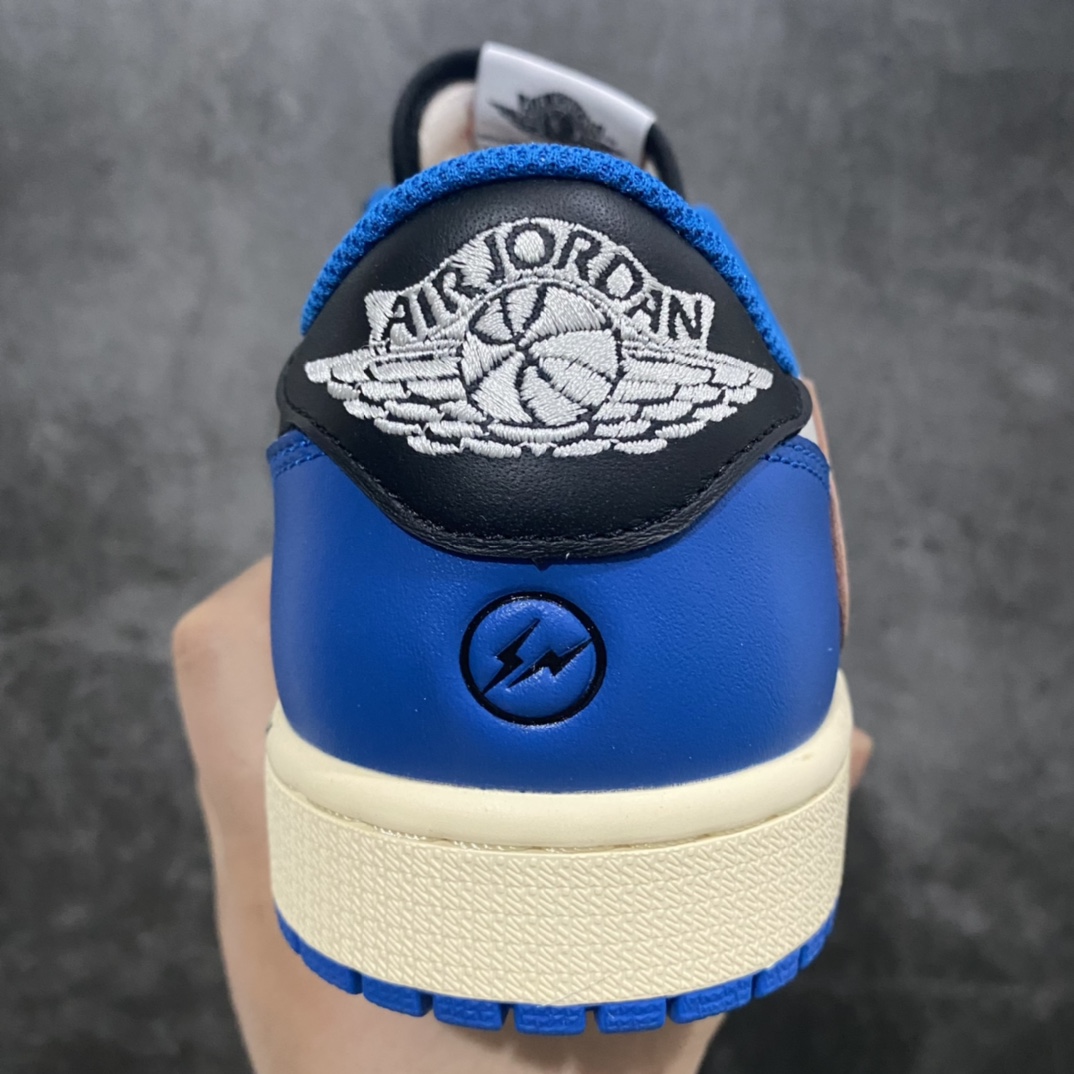 图片[4]-PK纯原 Travis Scott x Fragment x Air Jordan AJ1 Low OG SP 三方联名闪电倒勾低帮 DM7866-140 原盒原配 外盒透明胶套 内侧字体 工整带凹凸感 原厂拉帮工艺 针距密度一致 全新升级网板中底 原楦原纸板开发 后跟弧度收口自然不对折 极致一眼正品既视感 原厂皮料 进口玻璃冲刀皮料裁剪零毛边 承诺百分百一致原鞋 全鞋电脑针车工艺 鞋面清洁度最高QC检验标准 控制溢胶 飞翼3D高频深度立体 鞋盒、防尘纸 均采购来自原厂 尺码：36 36.5 37.5 38 38.5 39 40 40.5 41 42 42.5 43 44 44.5 45 46 47.5-选品中心