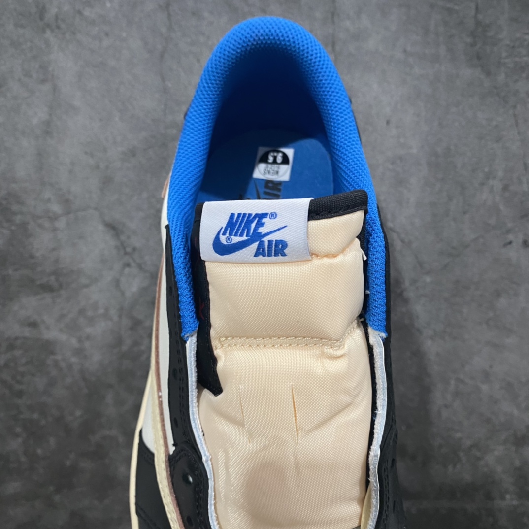 图片[8]-PK纯原 Travis Scott x Fragment x Air Jordan AJ1 Low OG SP 三方联名闪电倒勾低帮 DM7866-140 原盒原配 外盒透明胶套 内侧字体 工整带凹凸感 原厂拉帮工艺 针距密度一致 全新升级网板中底 原楦原纸板开发 后跟弧度收口自然不对折 极致一眼正品既视感 原厂皮料 进口玻璃冲刀皮料裁剪零毛边 承诺百分百一致原鞋 全鞋电脑针车工艺 鞋面清洁度最高QC检验标准 控制溢胶 飞翼3D高频深度立体 鞋盒、防尘纸 均采购来自原厂 尺码：36 36.5 37.5 38 38.5 39 40 40.5 41 42 42.5 43 44 44.5 45 46 47.5-选品中心