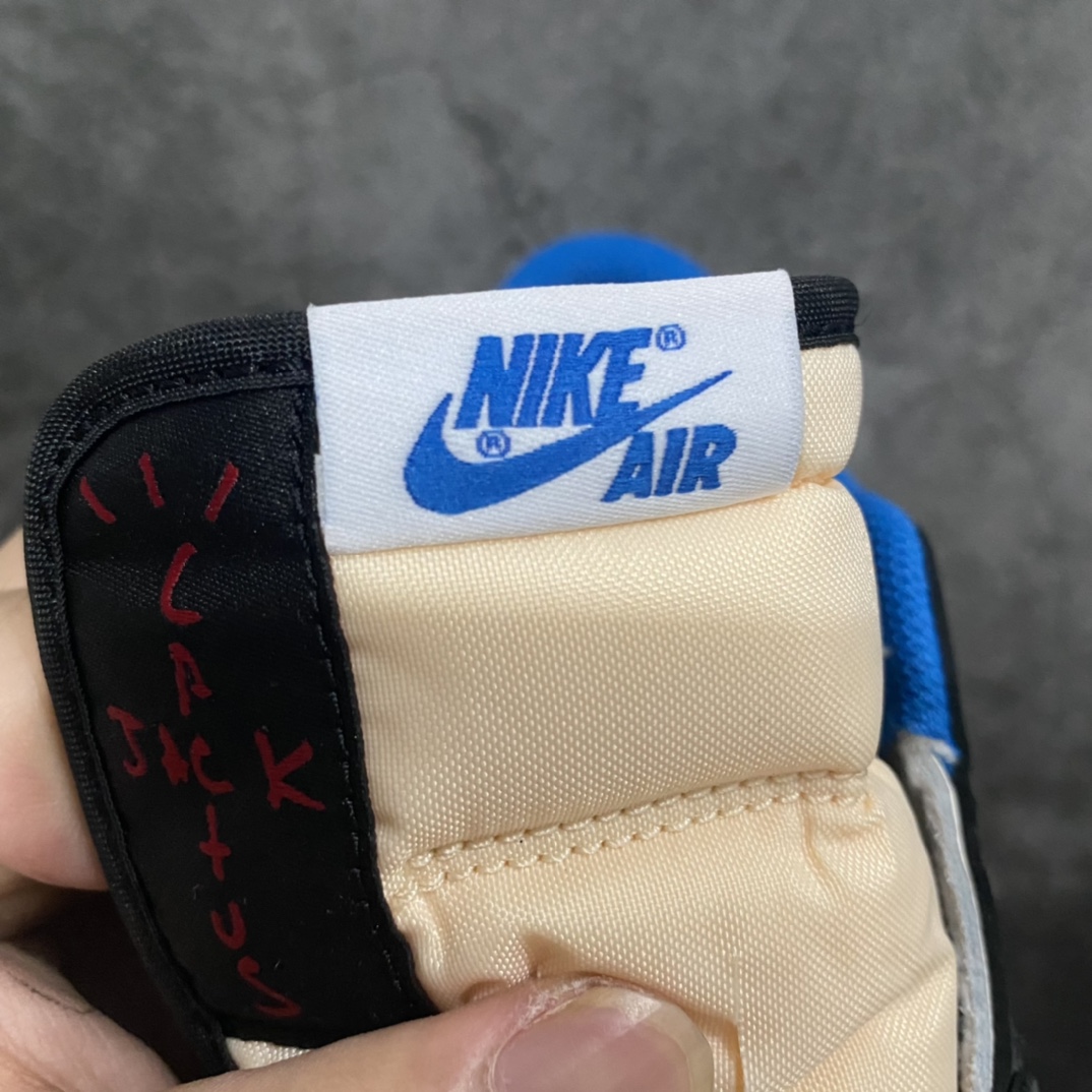 图片[2]-PK纯原 Travis Scott x Fragment x Air Jordan AJ1 Low OG SP 三方联名闪电倒勾低帮 DM7866-140 原盒原配 外盒透明胶套 内侧字体 工整带凹凸感 原厂拉帮工艺 针距密度一致 全新升级网板中底 原楦原纸板开发 后跟弧度收口自然不对折 极致一眼正品既视感 原厂皮料 进口玻璃冲刀皮料裁剪零毛边 承诺百分百一致原鞋 全鞋电脑针车工艺 鞋面清洁度最高QC检验标准 控制溢胶 飞翼3D高频深度立体 鞋盒、防尘纸 均采购来自原厂 尺码：36 36.5 37.5 38 38.5 39 40 40.5 41 42 42.5 43 44 44.5 45 46 47.5-选品中心