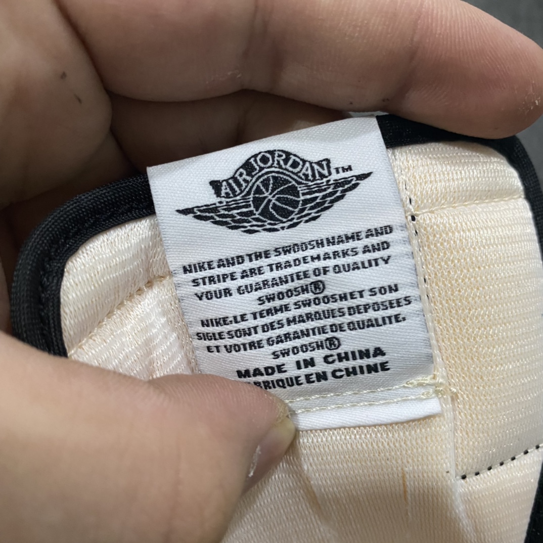 图片[6]-PK纯原 Travis Scott x Fragment x Air Jordan AJ1 Low OG SP 三方联名闪电倒勾低帮 DM7866-140 原盒原配 外盒透明胶套 内侧字体 工整带凹凸感 原厂拉帮工艺 针距密度一致 全新升级网板中底 原楦原纸板开发 后跟弧度收口自然不对折 极致一眼正品既视感 原厂皮料 进口玻璃冲刀皮料裁剪零毛边 承诺百分百一致原鞋 全鞋电脑针车工艺 鞋面清洁度最高QC检验标准 控制溢胶 飞翼3D高频深度立体 鞋盒、防尘纸 均采购来自原厂 尺码：36 36.5 37.5 38 38.5 39 40 40.5 41 42 42.5 43 44 44.5 45 46 47.5-选品中心