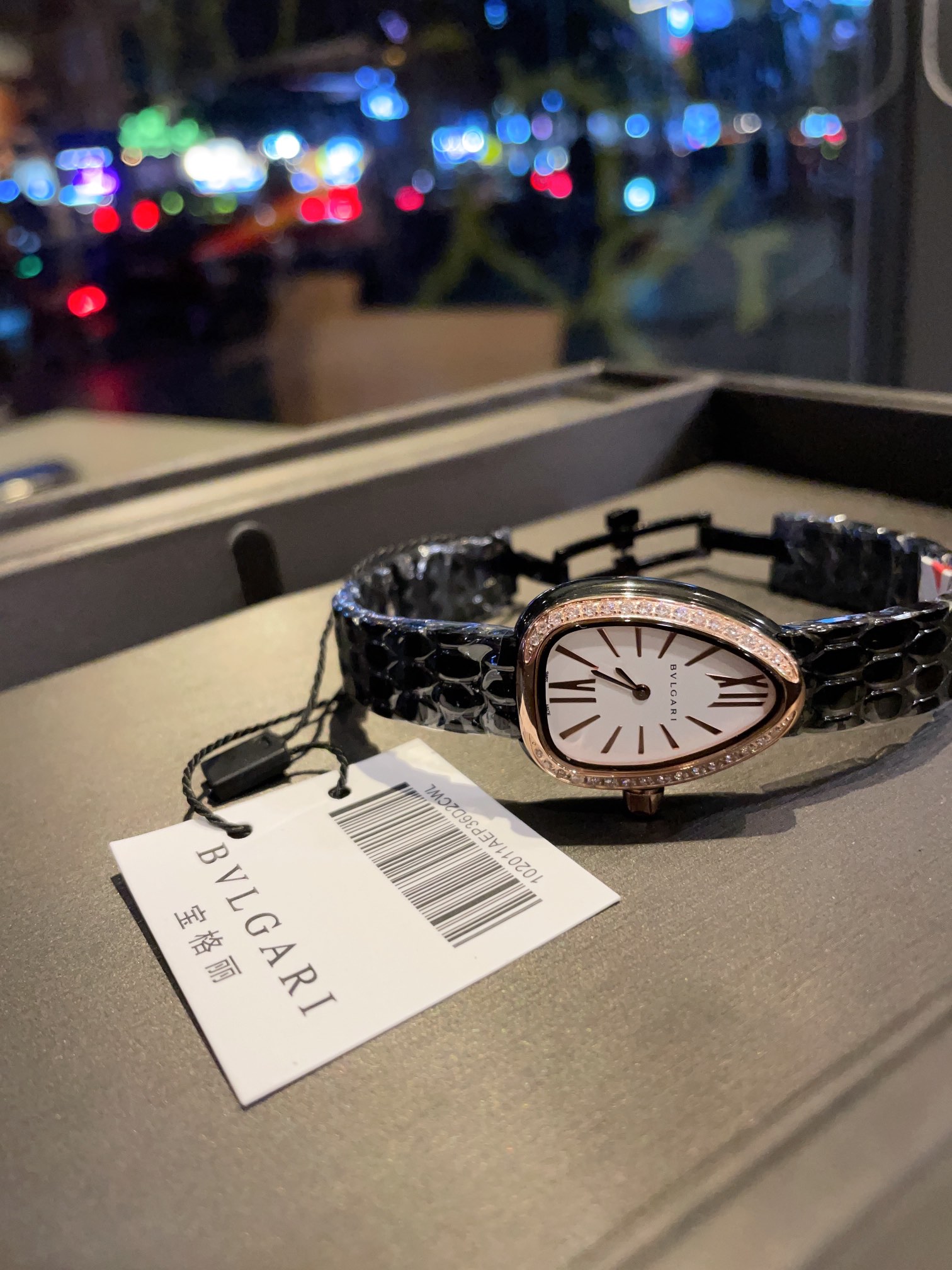 💰金黑光圈360钻圈400 官方同步 全新升级版本 ，巴塞尔国际钟表珠宝展期间，宝格丽全新Octo Finissimo 手表惊艳亮相，凭借纤薄的优势第五次刷新当前业界纤薄腕表纪录，而在女表方面，新款Serpenti Seduttori鎏光蛇影腕表魅惑闪耀，再奏经典续曲。宝格丽品牌代言人舒淇再次惊艳亮相巴塞尔，搭配全新Serpenti Seduttori鎏光蛇影腕表，与宝格丽首席执行官让·克里斯托夫·巴宾(Jean-Christophe Babin)及全球媒体及各界人士共赴宝格丽时光之旅。