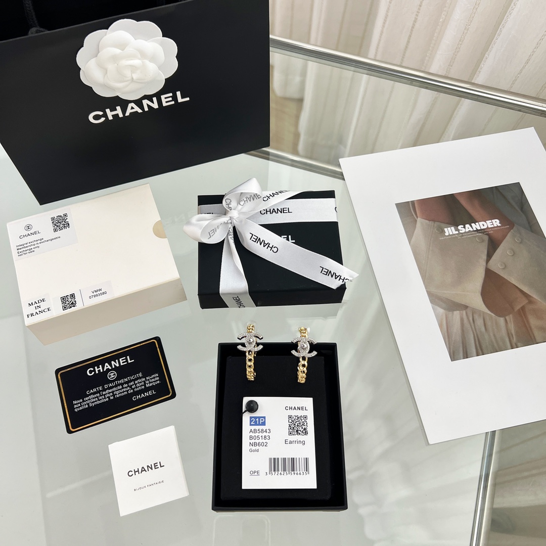 新款☑️CHANEL香奈儿双c 满钻耳钉耳环