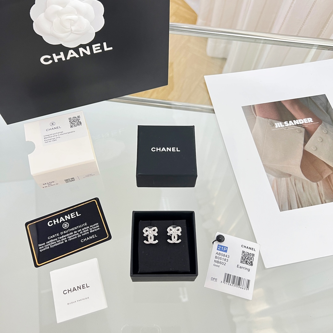 新款☑️CHANEL香奈儿双c 满钻蝴蝶结耳钉耳环