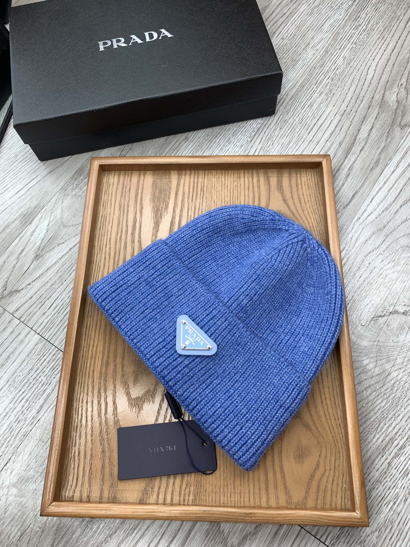 。Prada。福利！【细毛线针织单帽】新款上架，特别实惠的一个系列帽子，面料：细毛线。密度紧致！毛线针织