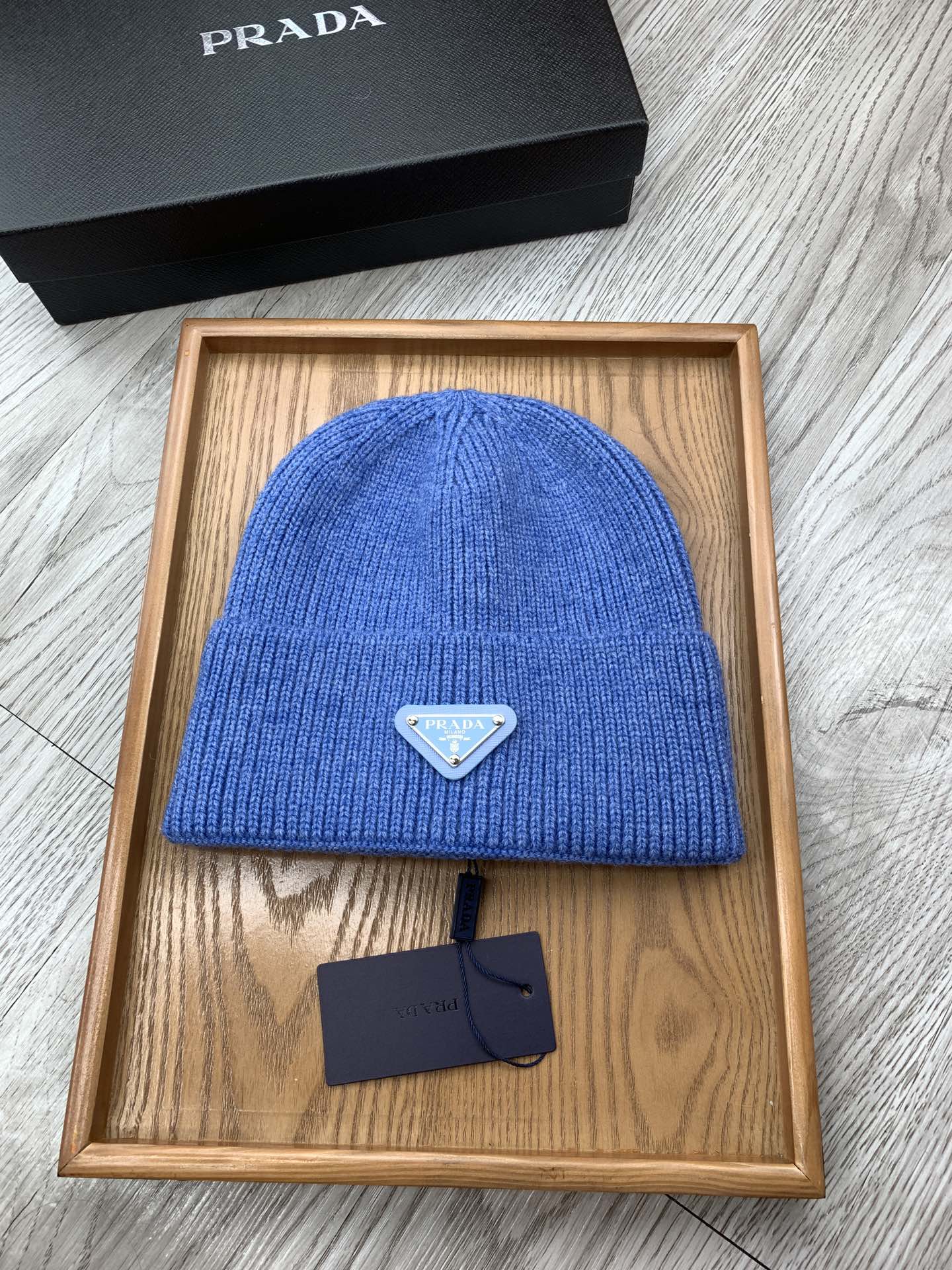 。Prada。福利！【细毛线针织单帽】新款上架，特别实惠的一个系列帽子，面料：细毛线。密度紧致！毛线针织