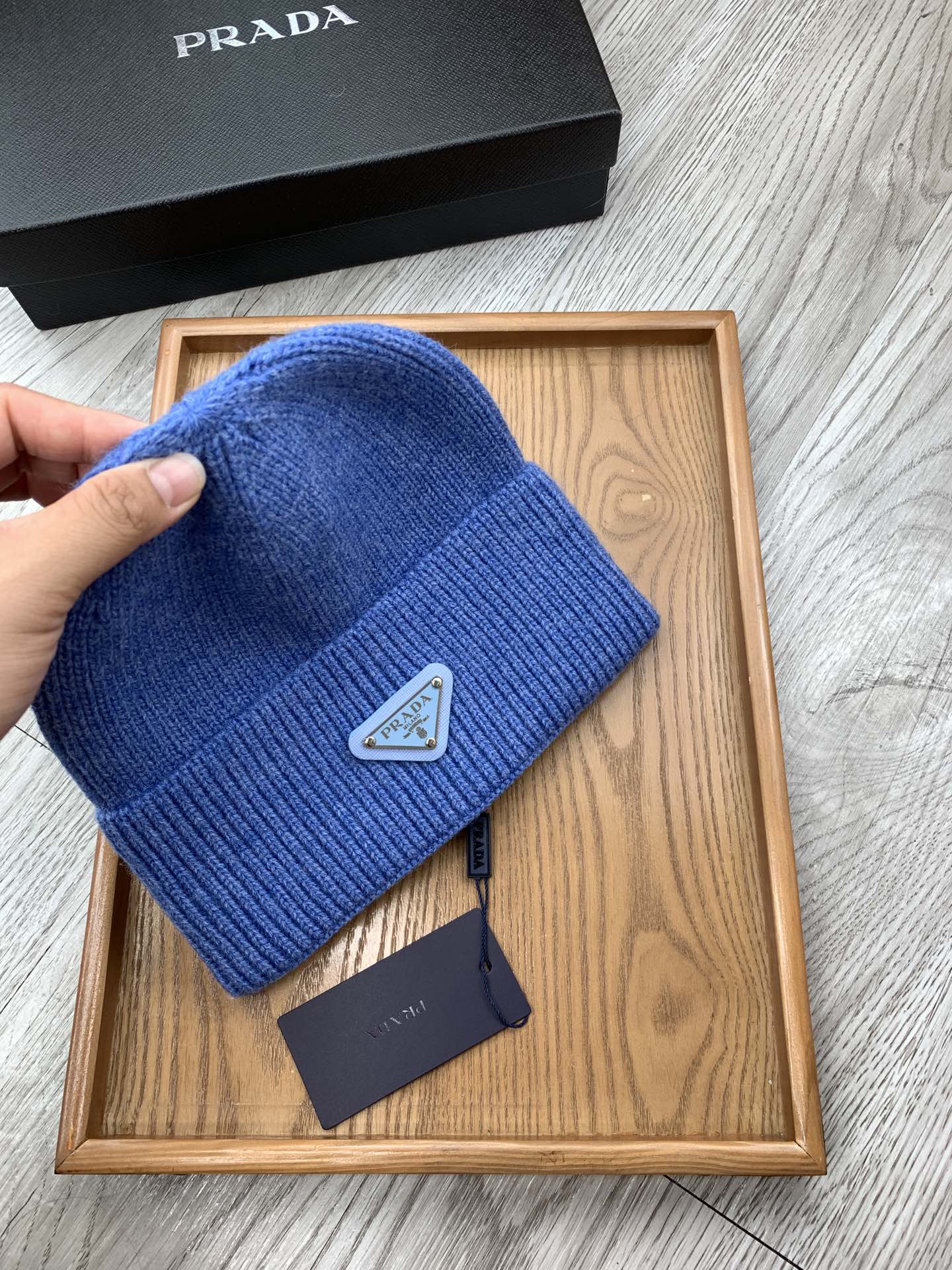 。Prada。福利！【细毛线针织单帽】新款上架，特别实惠的一个系列帽子，面料：细毛线。密度紧致！毛线针织