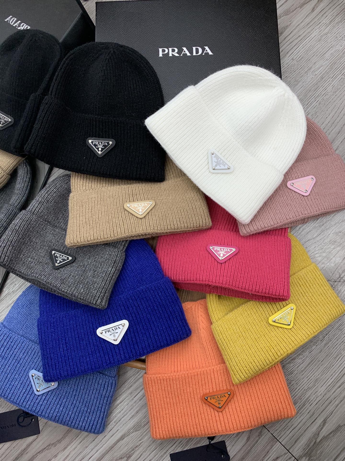 。Prada。福利！【细毛线针织单帽】新款上架，特别实惠的一个系列帽子，面料：细毛线。密度紧致！毛线针织