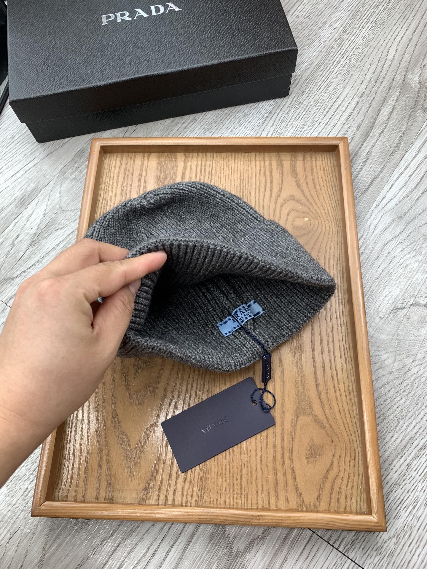 。Prada。福利！【细毛线针织单帽】新款上架，特别实惠的一个系列帽子，面料：细毛线。密度紧致！毛线针织