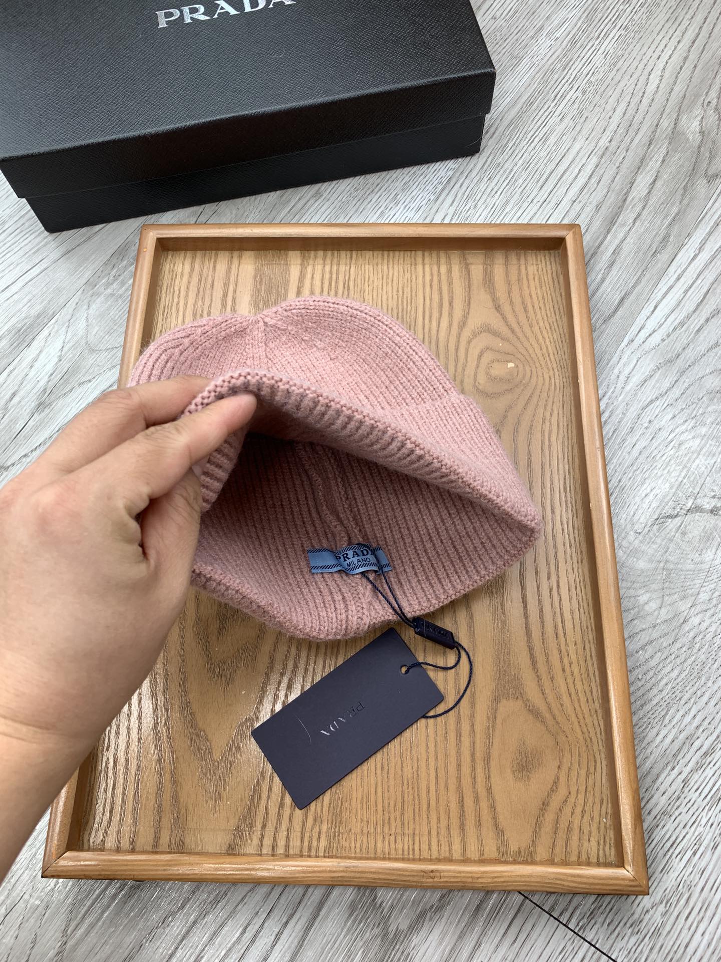 。Prada。福利！【细毛线针织单帽】新款上架，特别实惠的一个系列帽子，面料：细毛线。密度紧致！毛线针织