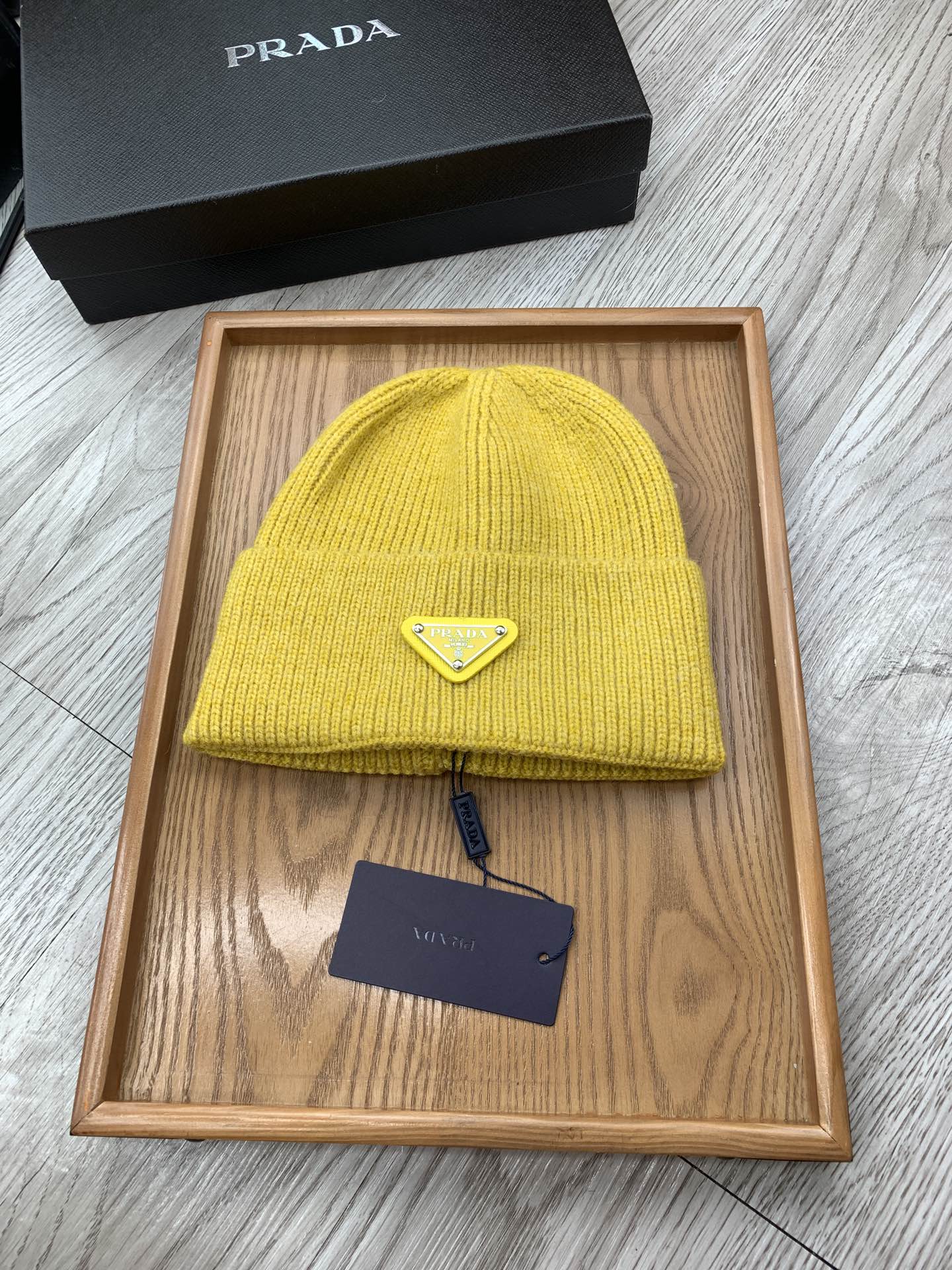 。Prada。福利！【细毛线针织单帽】新款上架，特别实惠的一个系列帽子，面料：细毛线。密度紧致！毛线针织