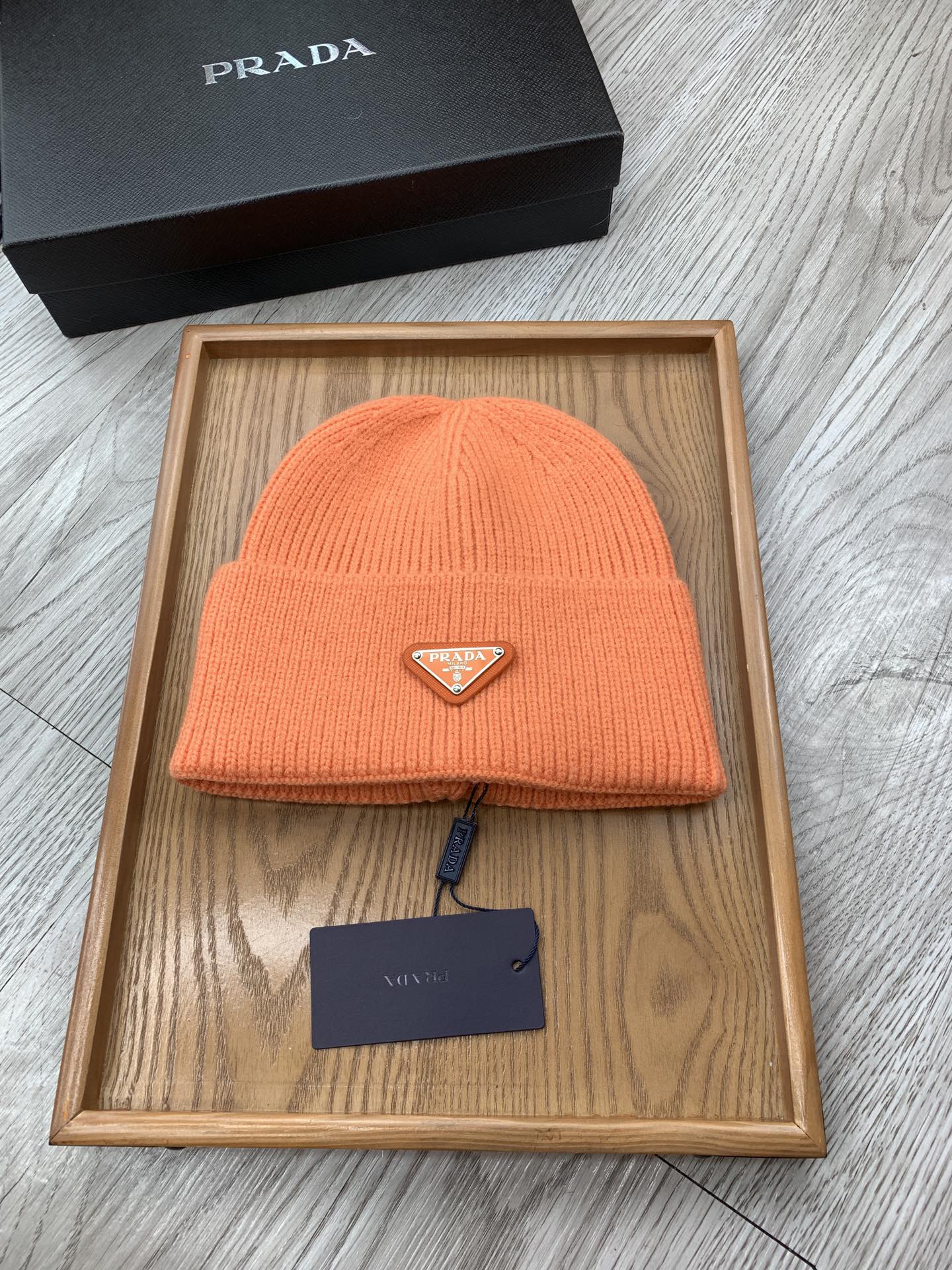 。Prada。福利！【细毛线针织单帽】新款上架，特别实惠的一个系列帽子，面料：细毛线。密度紧致！毛线针织