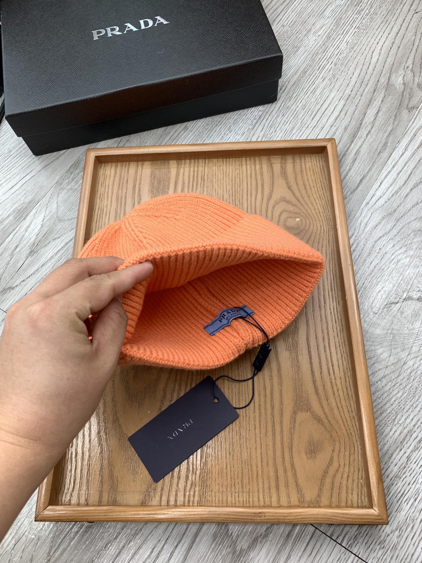 。Prada。福利！【细毛线针织单帽】新款上架，特别实惠的一个系列帽子，面料：细毛线。密度紧致！毛线针织