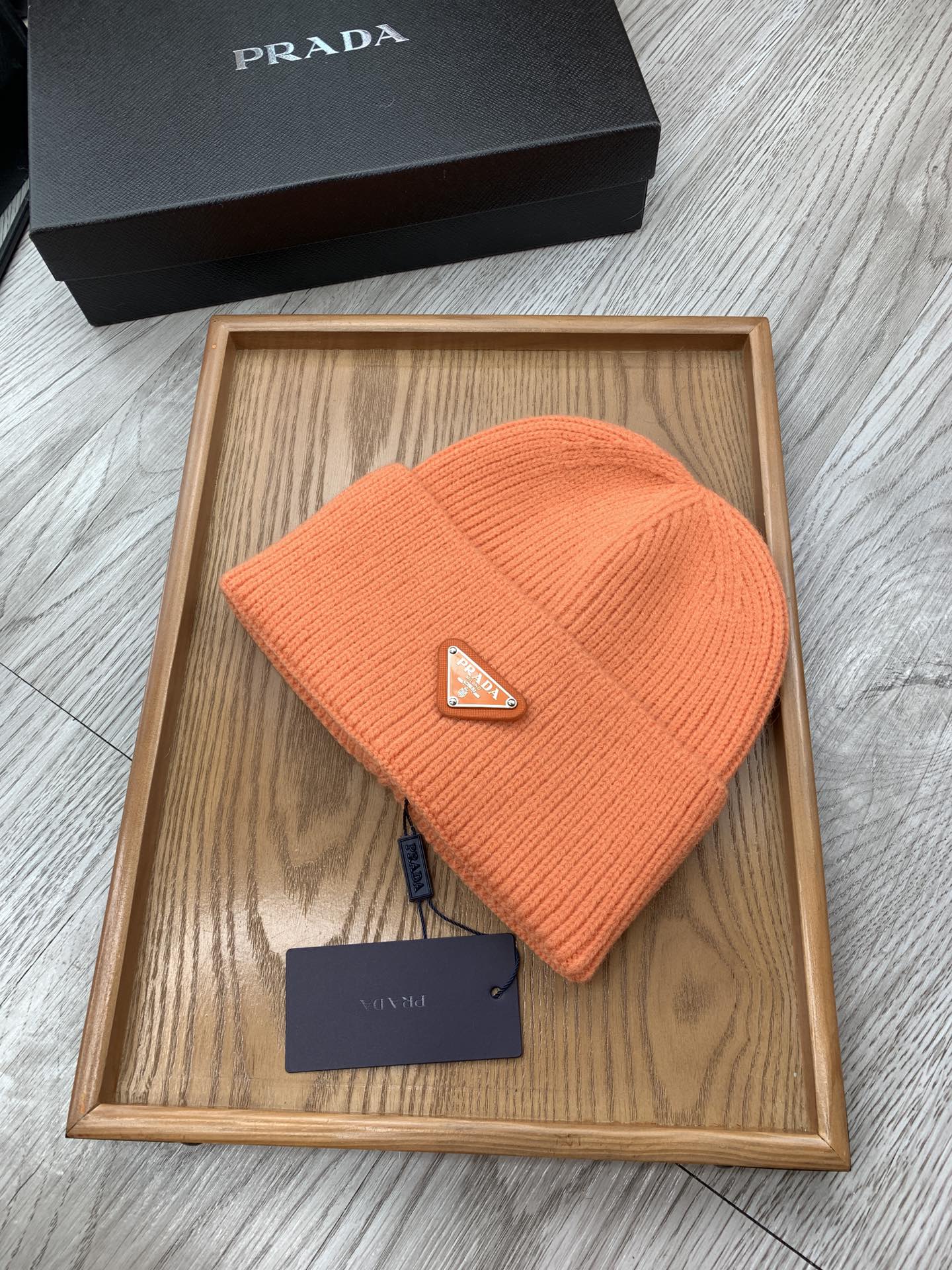 。Prada。福利！【细毛线针织单帽】新款上架，特别实惠的一个系列帽子，面料：细毛线。密度紧致！毛线针织