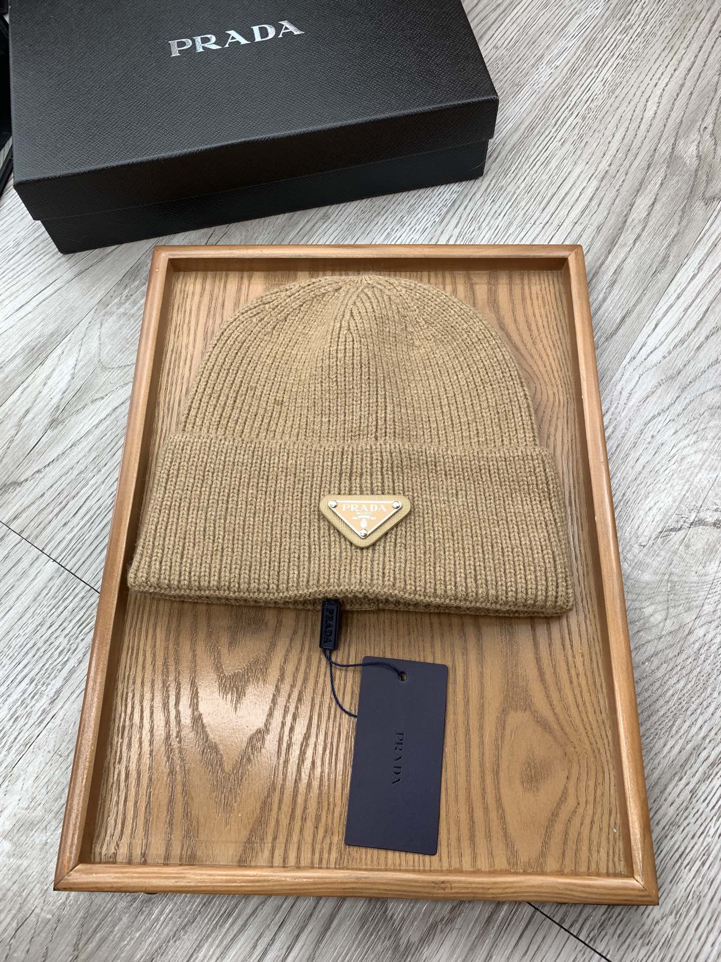 。Prada。福利！【细毛线针织单帽】新款上架，特别实惠的一个系列帽子，面料：细毛线。密度紧致！毛线针织