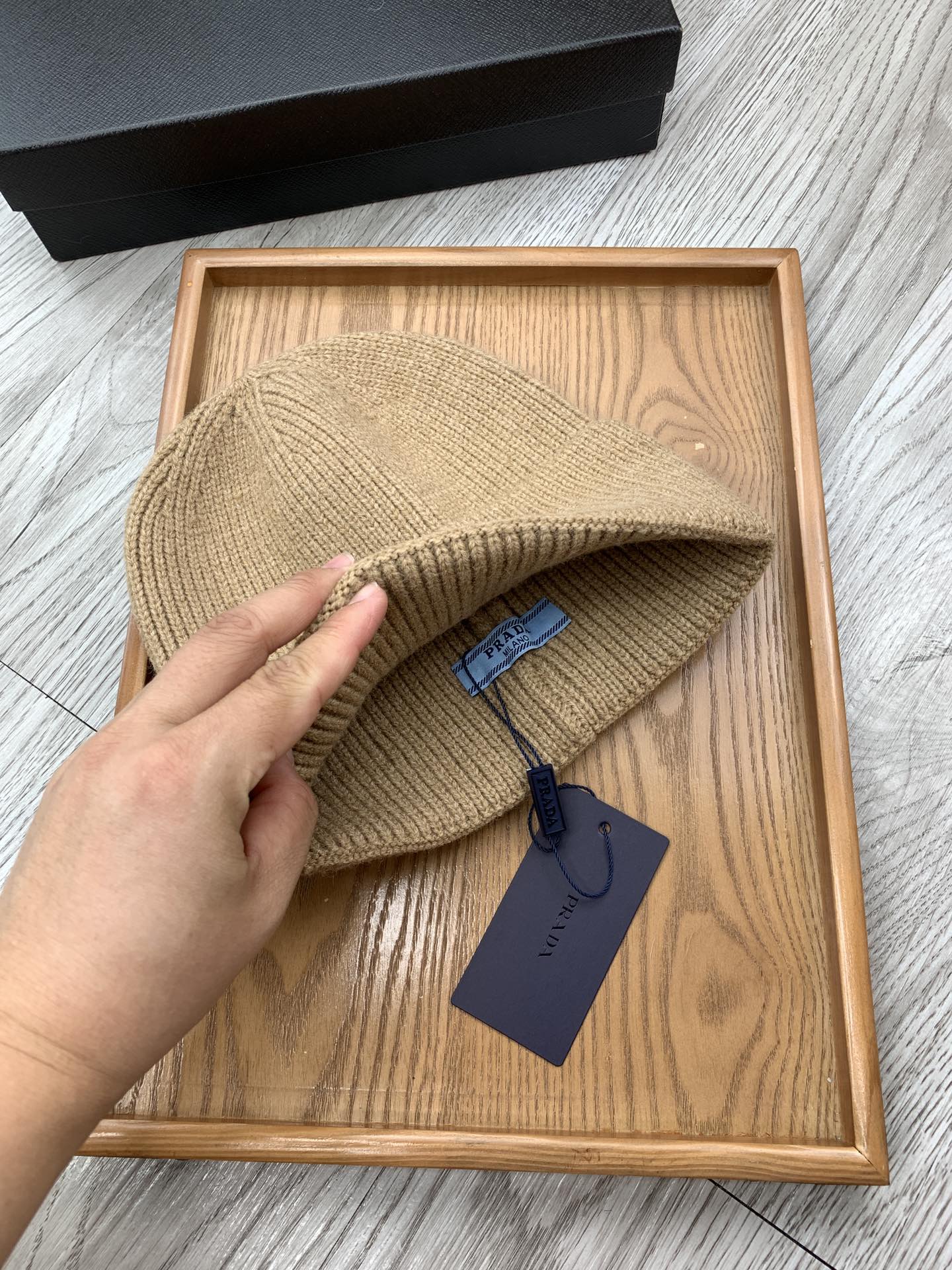 。Prada。福利！【细毛线针织单帽】新款上架，特别实惠的一个系列帽子，面料：细毛线。密度紧致！毛线针织