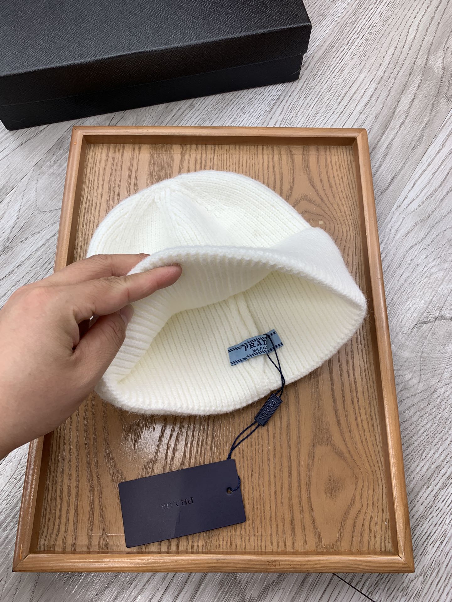 。Prada。福利！【细毛线针织单帽】新款上架，特别实惠的一个系列帽子，面料：细毛线。密度紧致！毛线针织