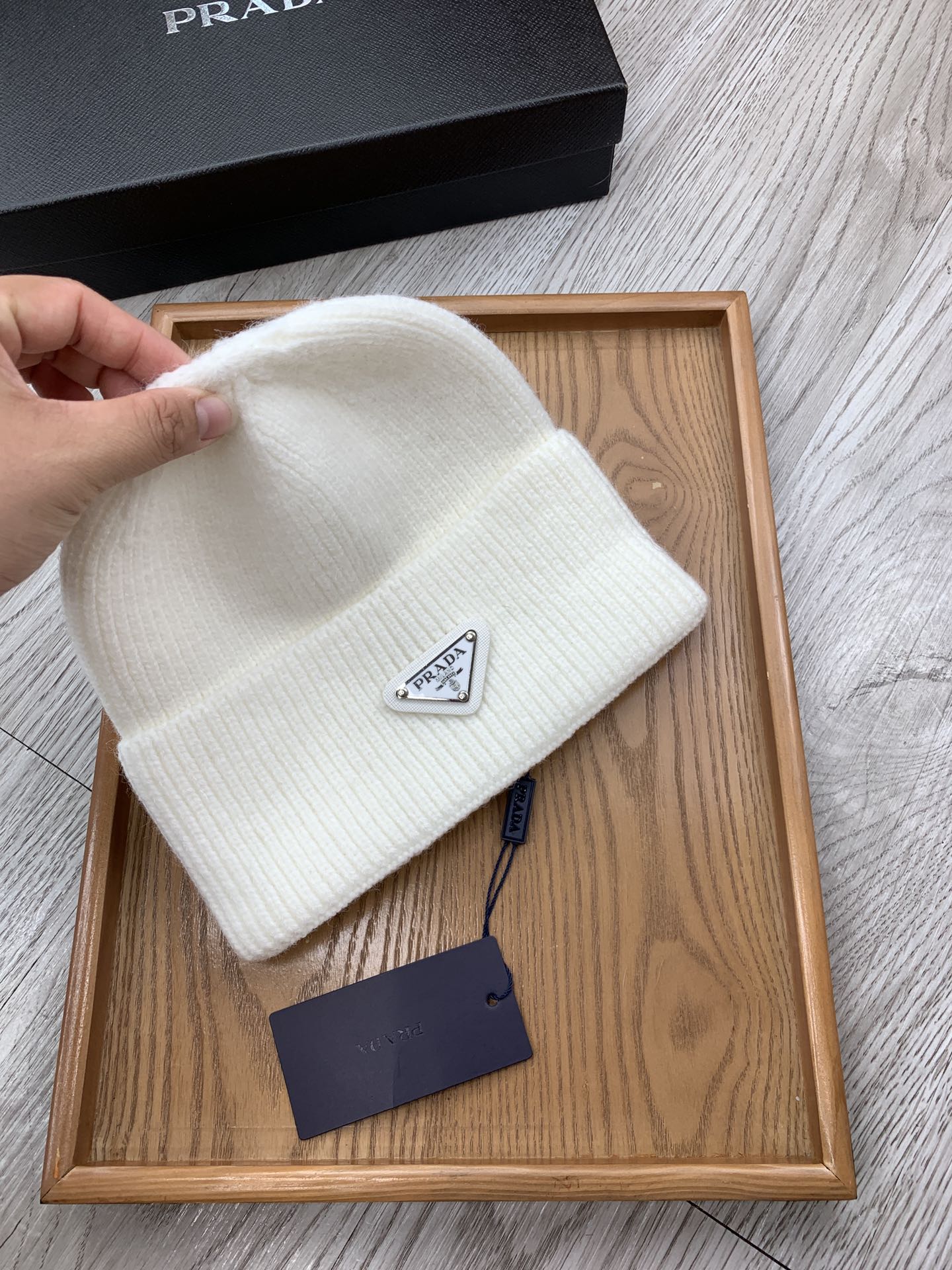 。Prada。福利！【细毛线针织单帽】新款上架，特别实惠的一个系列帽子，面料：细毛线。密度紧致！毛线针织