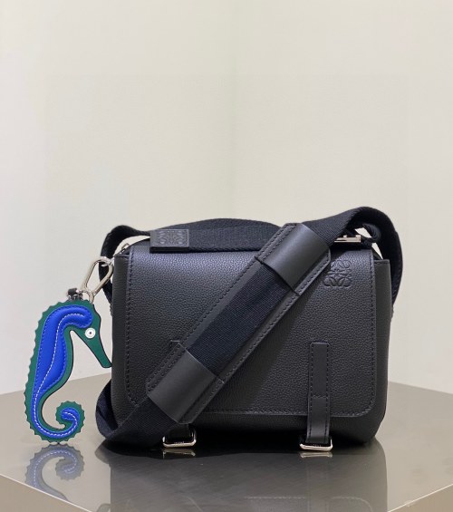 Loewe Military Messenger Xs Bag: Élégant et Compact pour Homme 1 Loewe Military Messenger Xs Bag: Élégant et Compact pour Homme