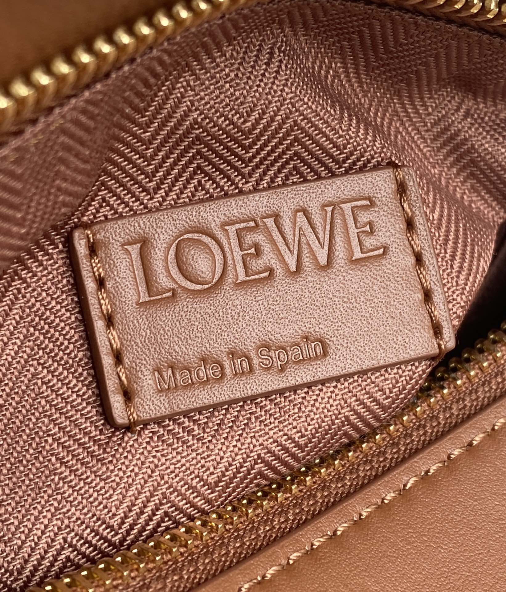 LOEWE Puzzle 24CM bag 字母肩带牛皮小号几何包 0189棕色/棕扣