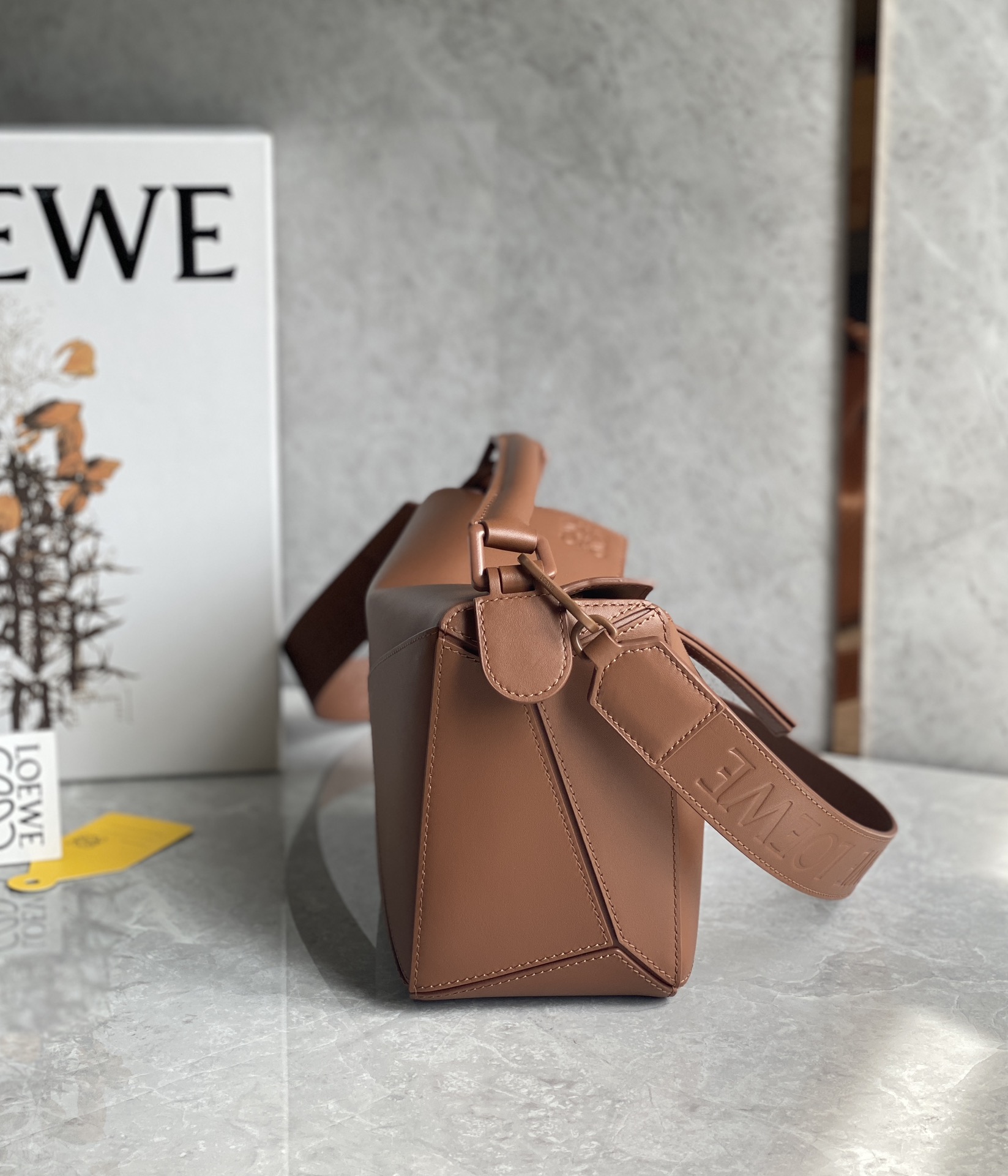 LOEWE Puzzle 24CM bag 字母肩带牛皮小号几何包 0189棕色/棕扣