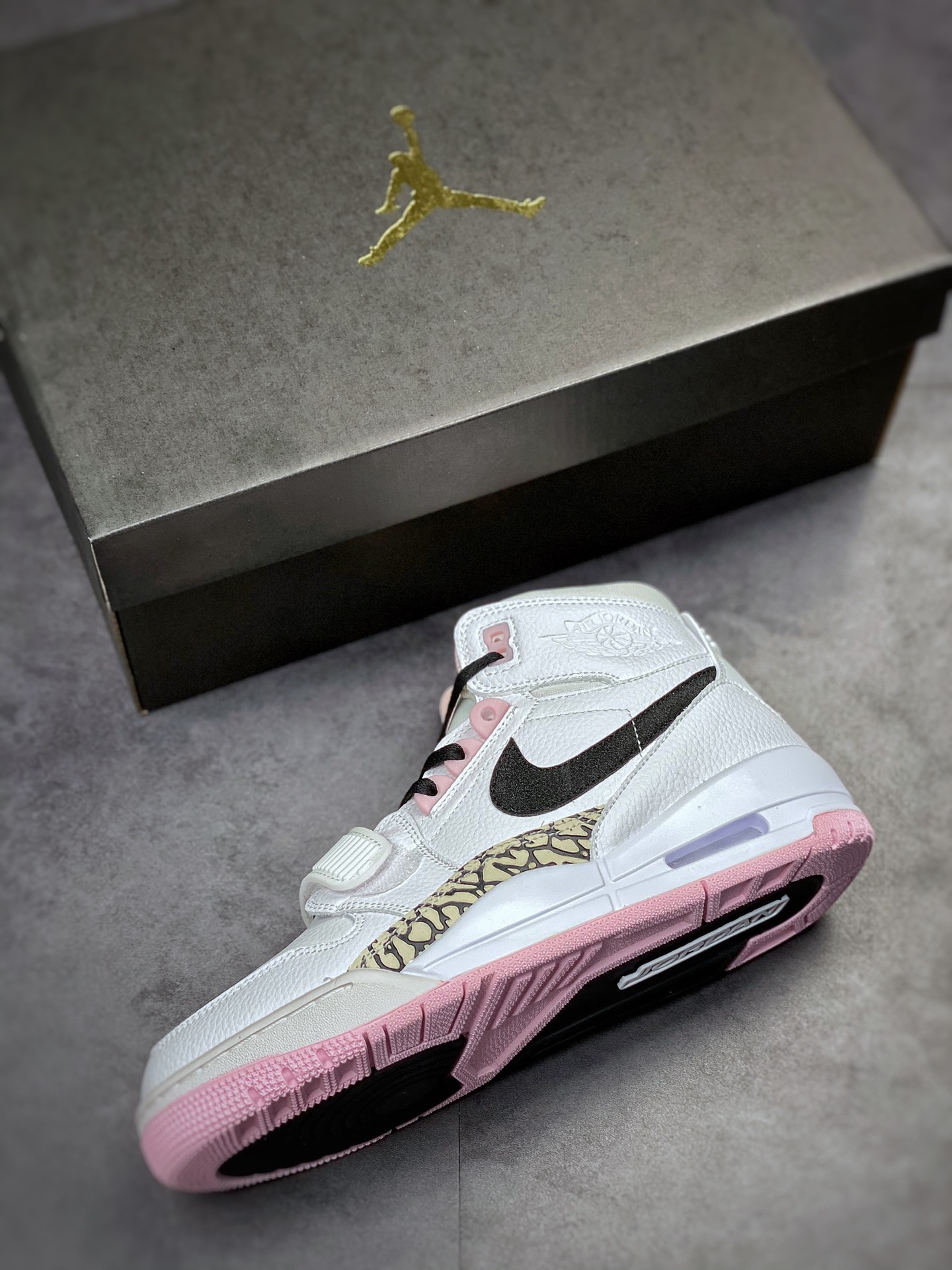 240 Air Jordan Legacy 312 白粉 AT4040-106