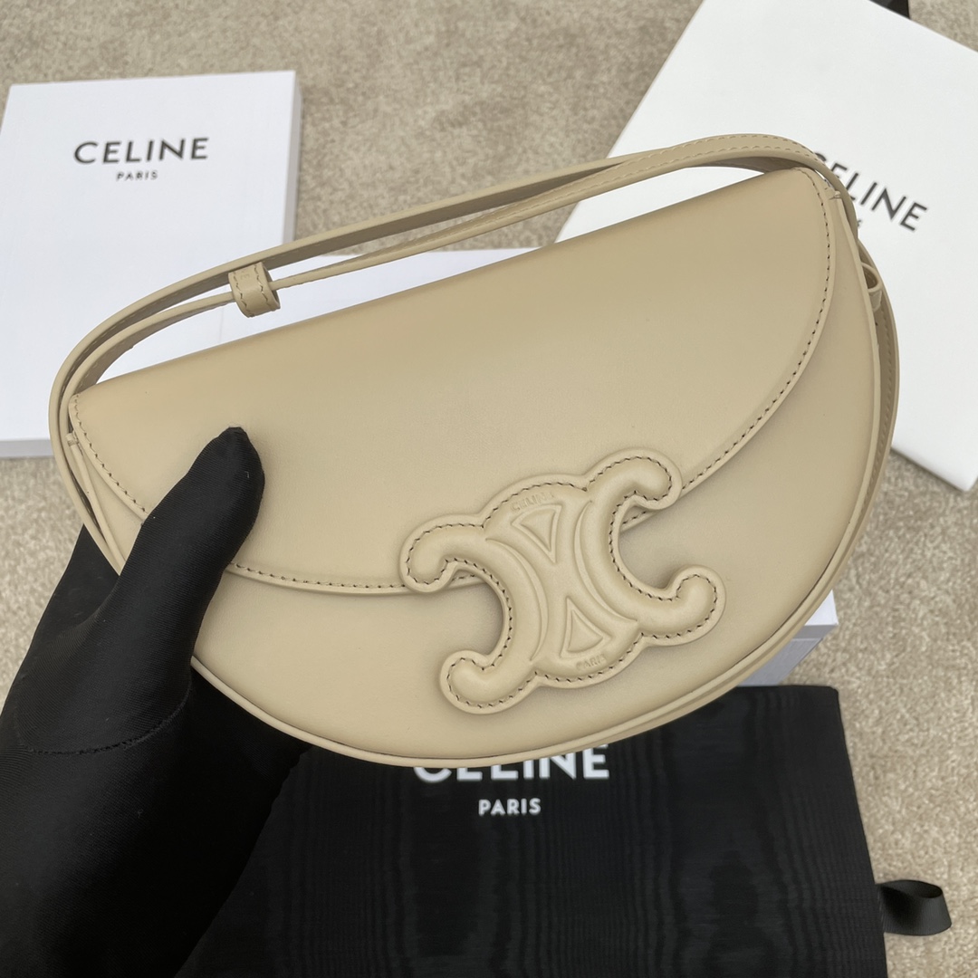 秋冬新品CELINE BESACE TRIOMPHE光滑牛皮革手袋 全新设计月亮包 半月包造型超可爱的 轻巧百搭还可以装下手机 肩带可以调节当腋下包也可以斜挎 牛皮革，翻毛牛皮革衬里，斜挎和肩背，按扣开合，个主隔层，内侧扁平口袋，搭配可调节肩带，最小长度cm，最大长度cm  \n\n型号：\n尺寸：.cm