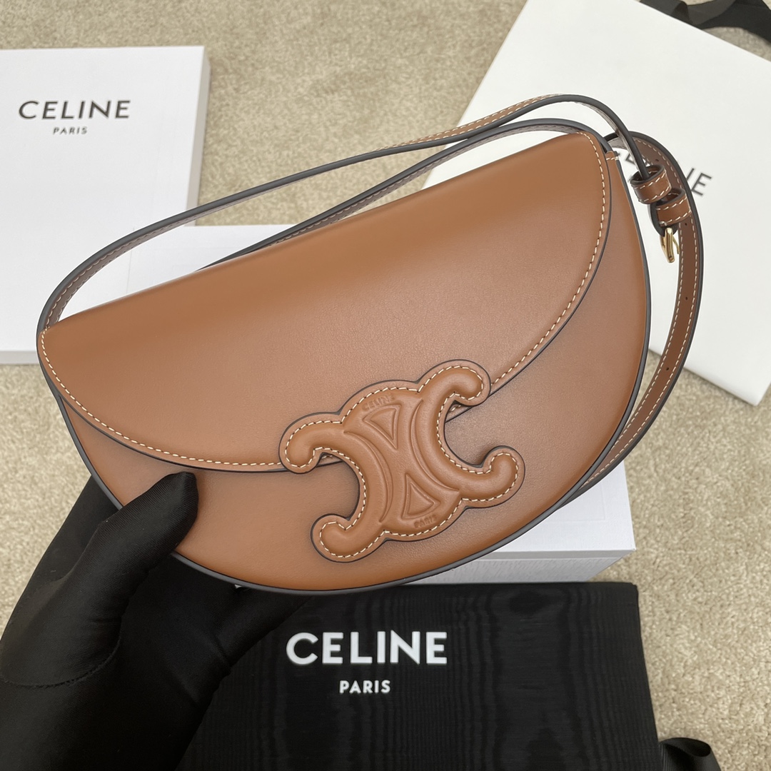 秋冬新品CELINE BESACE TRIOMPHE光滑牛皮革手袋 全新设计月亮包 半月包造型超可爱的 轻巧百搭还可以装下手机 肩带可以调节当腋下包也可以斜挎 牛皮革，翻毛牛皮革衬里，斜挎和肩背，按扣开合，个主隔层，内侧扁平口袋，搭配可调节肩带，最小长度cm，最大长度cm  \n\n型号：\n尺寸：.cm