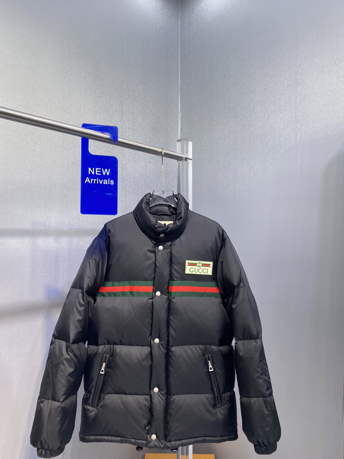Guangzhou high-end Gucci 2023 autumn/winter down jackets, unisex. Styles: short vest, puffer coat. Colors: white, black. Sizes: 36, 38, 40.-Big cat