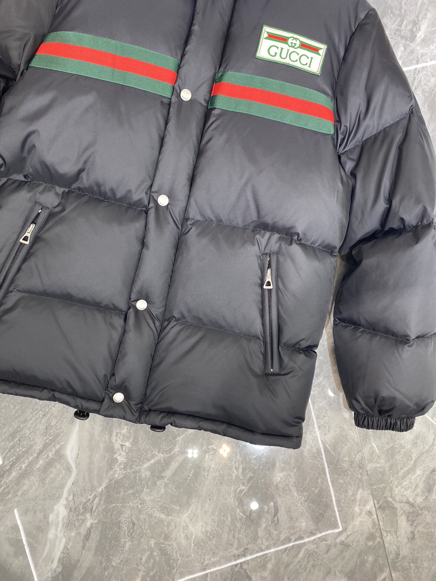 Guangzhou high-end Gucci 2023 autumn/winter down jackets, unisex. Styles: short vest, puffer coat. Colors: white, black. Sizes: 36, 38, 40.-Big cat