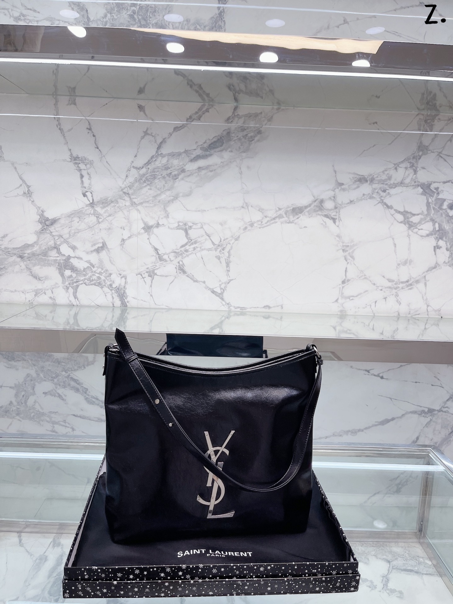 J0  Saint Laurent 圣罗兰 YSL  SAINT LAURENT RIVE GAUCHE圣罗兰 购物袋 这只购物袋 质感完胜之前所有色款沙滩包，美爆了真是火遍了，博主们几乎人手一只的节奏，非常大气。搭配衣服也是毫无难度。尺寸36 30cm