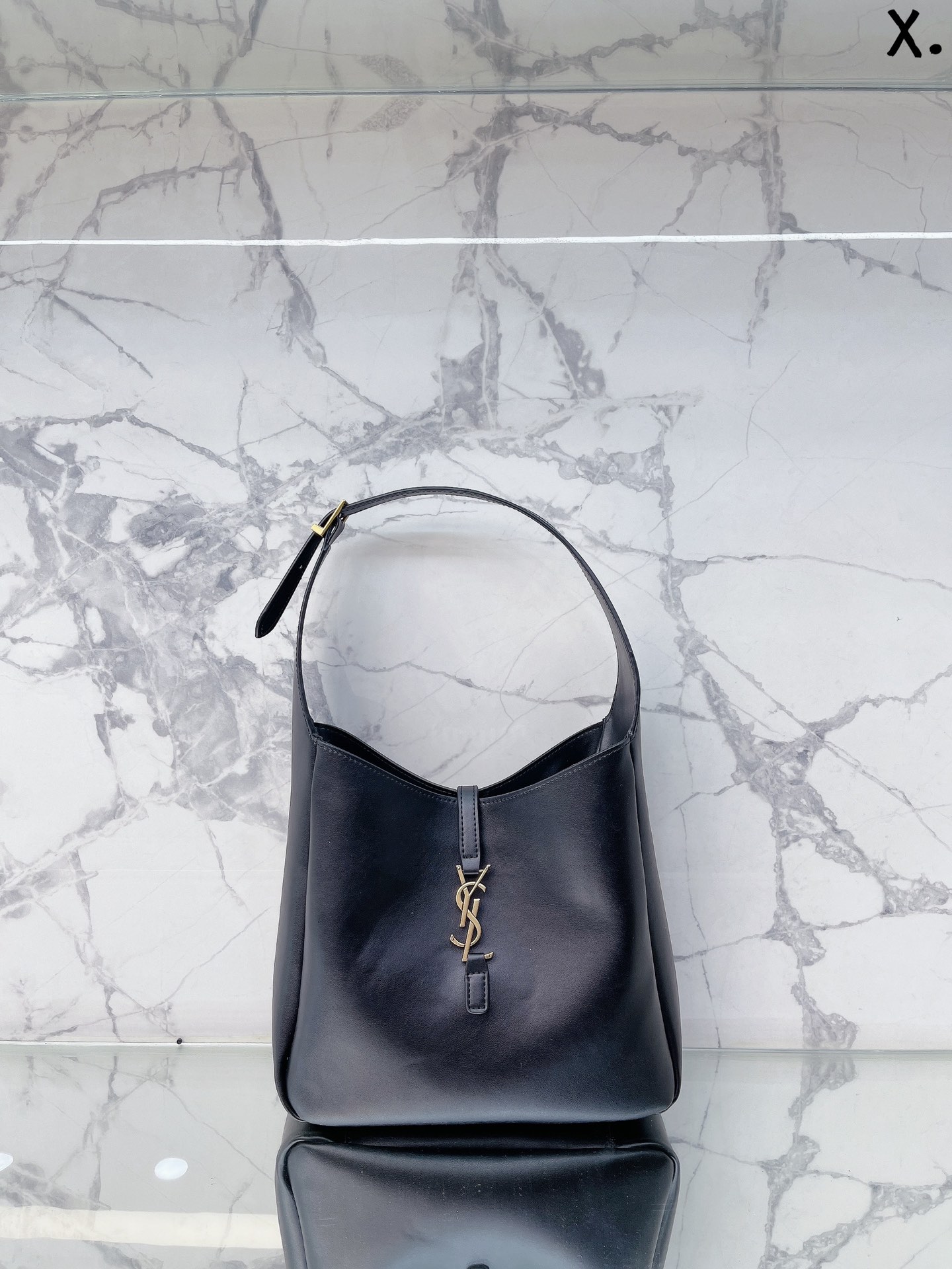 J0  Saint Laurent 圣罗兰 YSL  Hobo腋下 水桶包  Saint Laurent 圣罗兰 家当之无愧的入门经典款 超级耐燥这个皮质真的是我最爱的皮质之一不怕刮牛皮的纹理也有质感 相比金链我更喜欢链非常耐看 链条收包里可以完美当成手包一包两用简直赚到啦 作为一个超大卡包不是很能装是肯定的不能装太厚的东西出门带几张卡带个口红粉饼是没问题的28 26cm