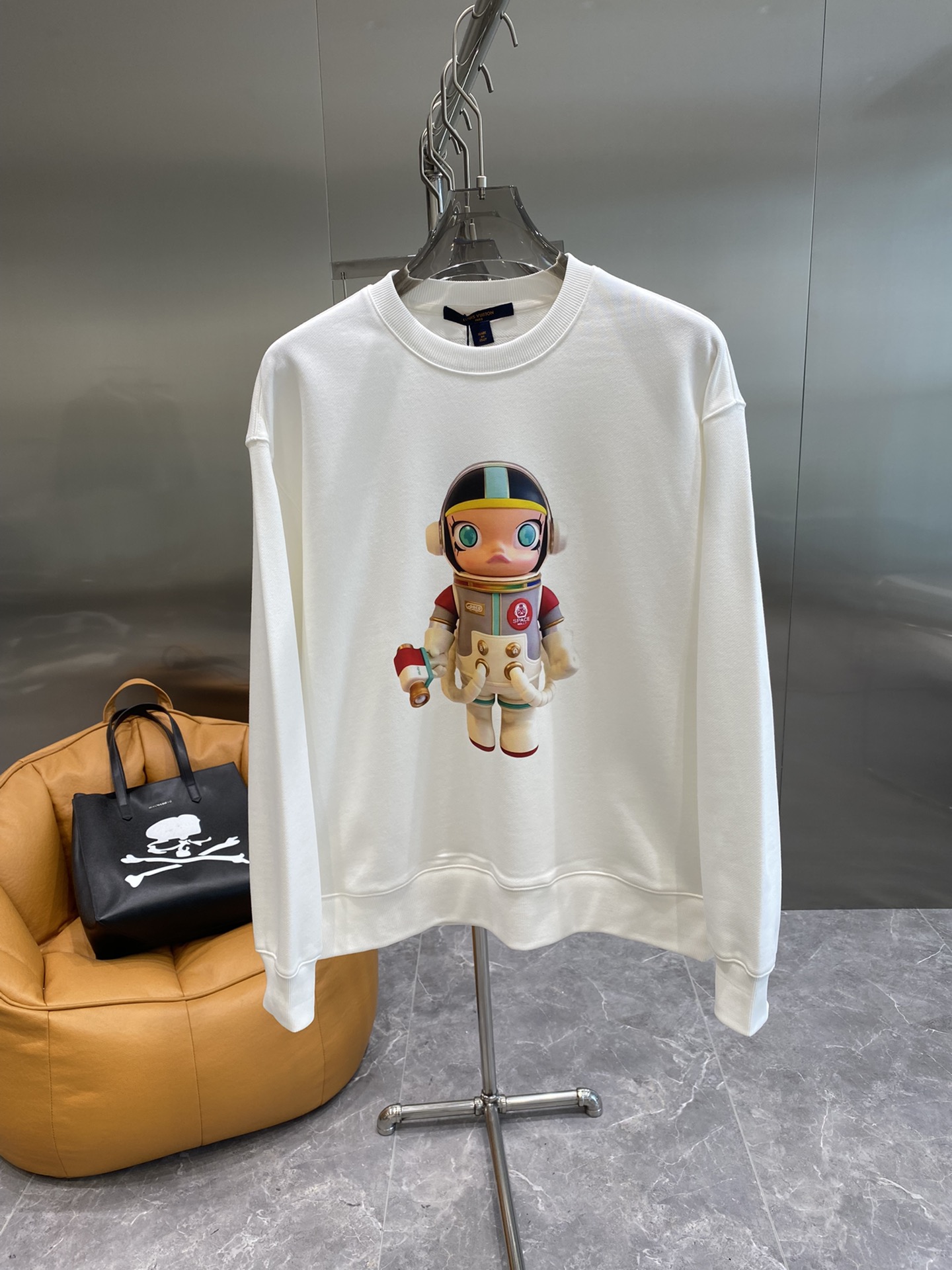 💰💰245💥 Louis vuitton/LV 路易威登 新款潮流经典卫衣，精致裁剪，高品质工艺！采用定织定染纯棉面料420克左右纯棉卫衣面料！图案进口数码印花工艺，耐穿耐洗久穿不变型，微阔百搭男女同款。颜色：黑色 米白。码数：XS S M L