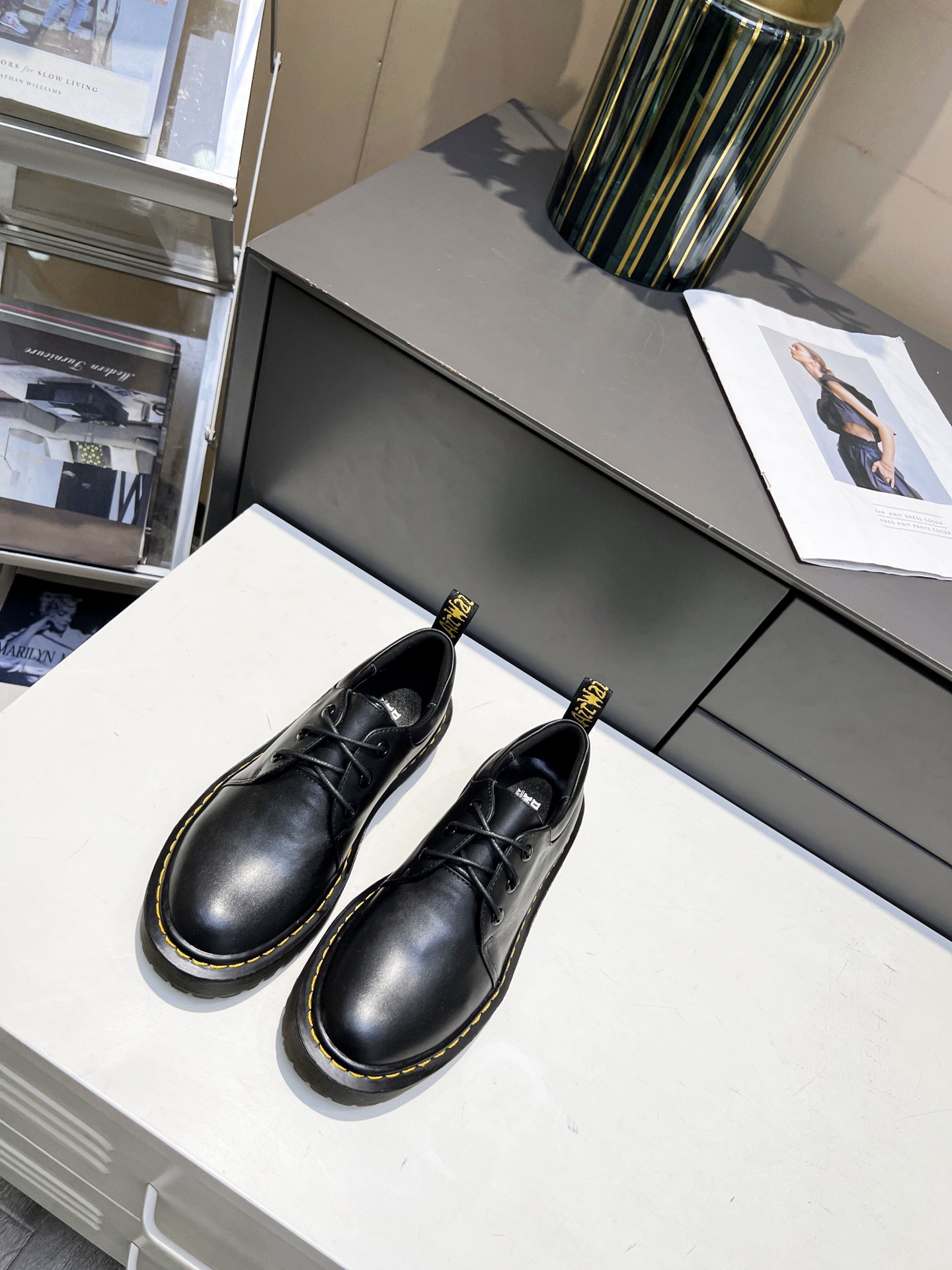 Dr. Martens Women’s 3-Hole Monoshoes: Classic, Stylish, Comfortable. - 图片 2