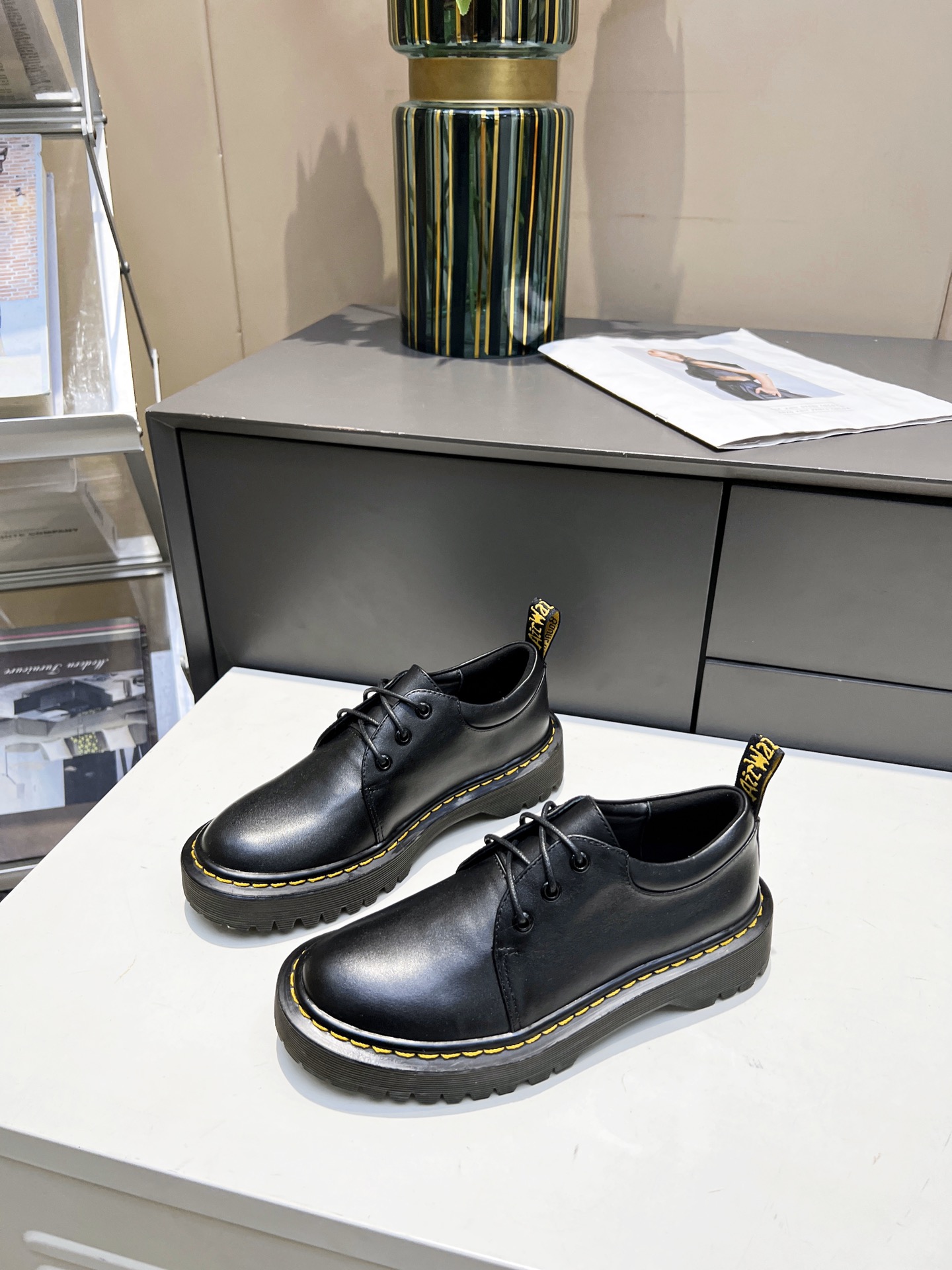 Dr. Martens Women’s 3-Hole Monoshoes: Classic, Stylish, Comfortable. - 图片 4