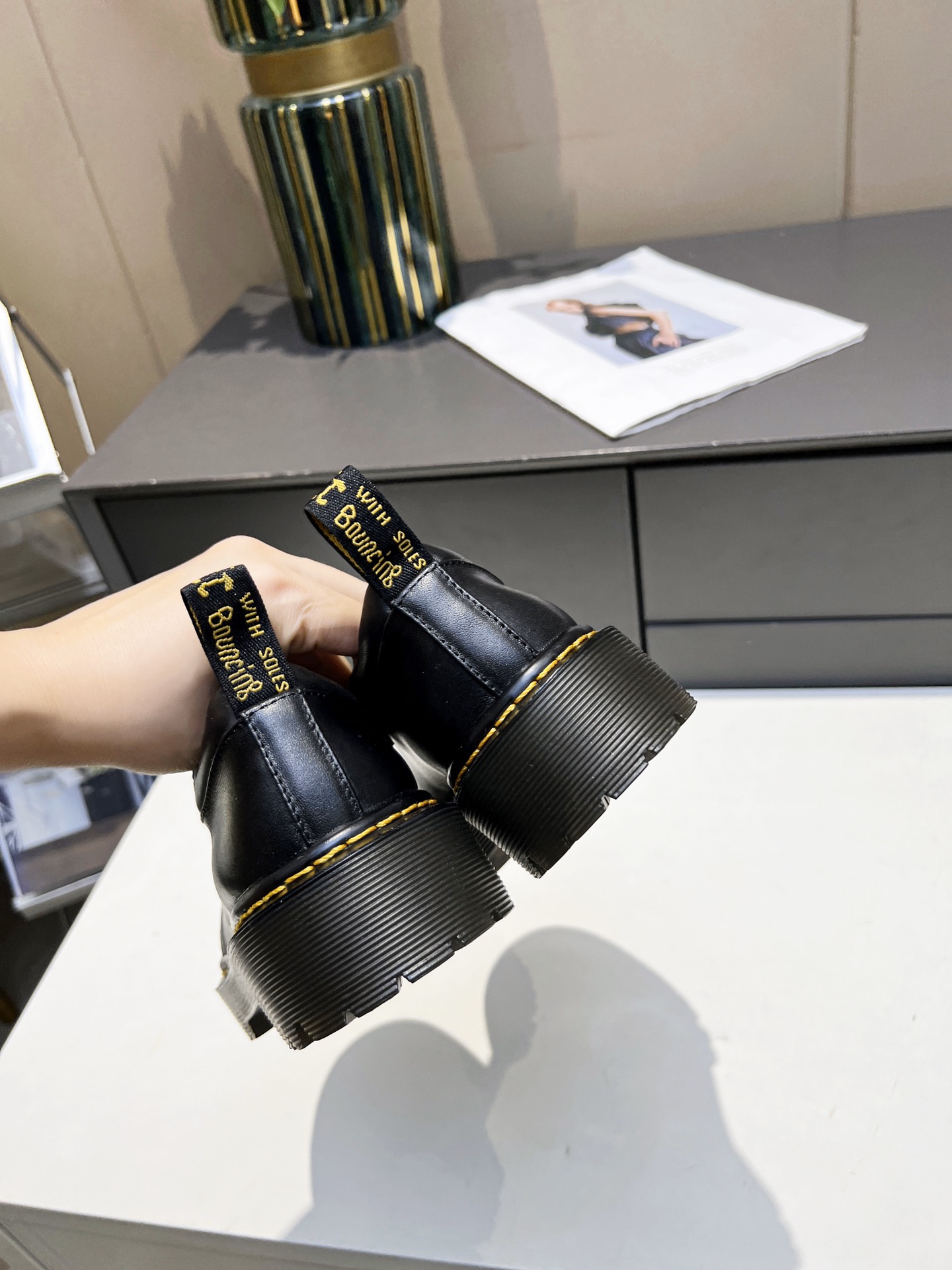 Dr. Martens Women’s 3-Hole Monoshoes: Classic, Stylish, Comfortable. - 图片 8