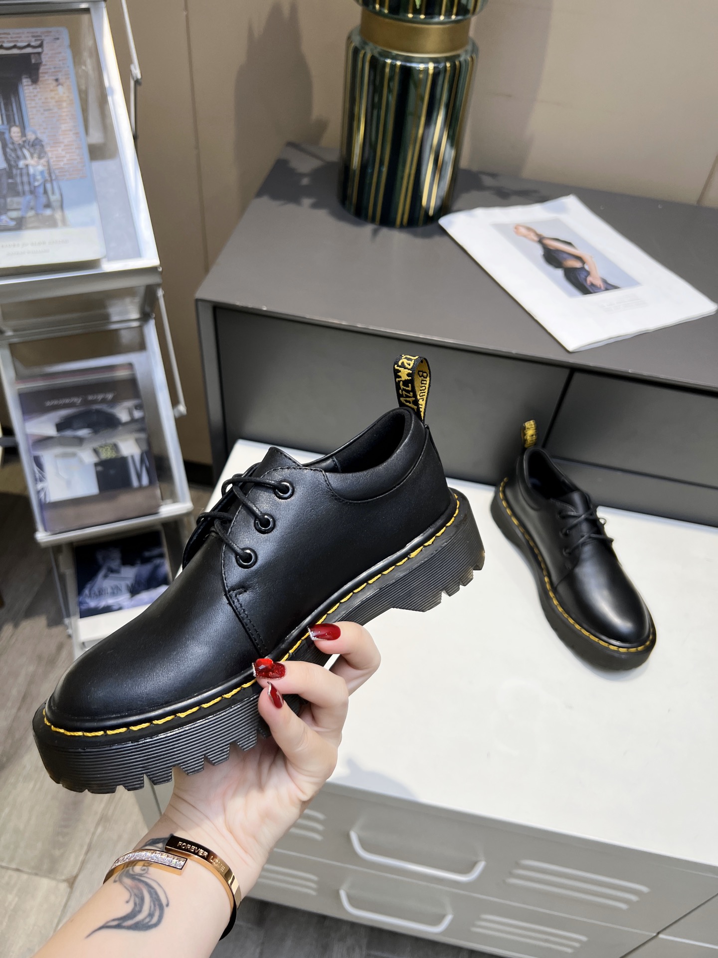 Dr. Martens Women’s 3-Hole Monoshoes: Classic, Stylish, Comfortable. - 图片 6