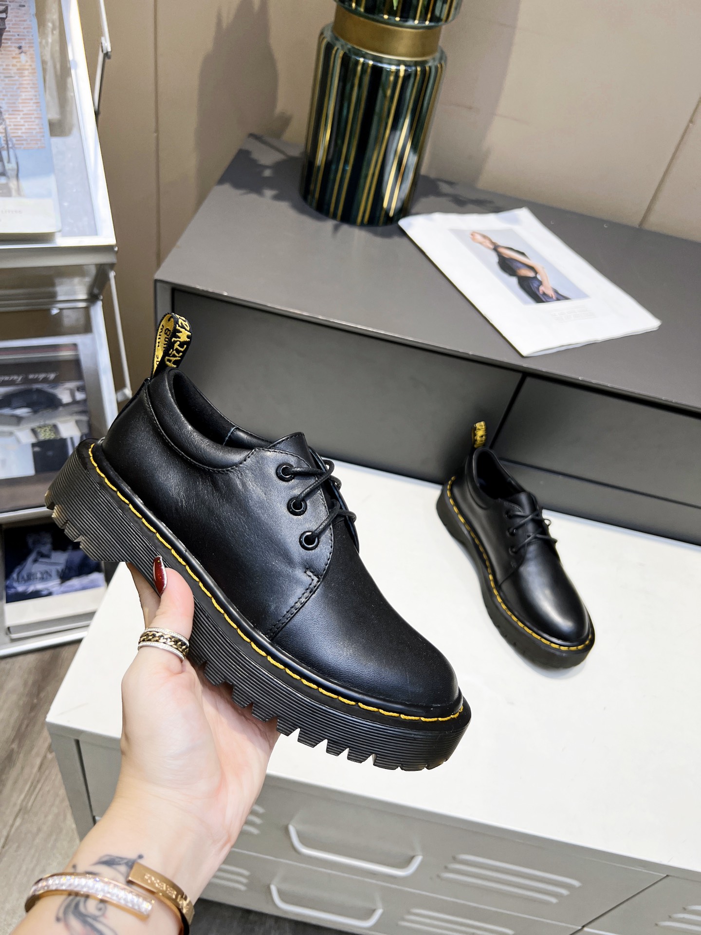 Dr. Martens Women’s 3-Hole Monoshoes: Classic, Stylish, Comfortable. - 图片 3